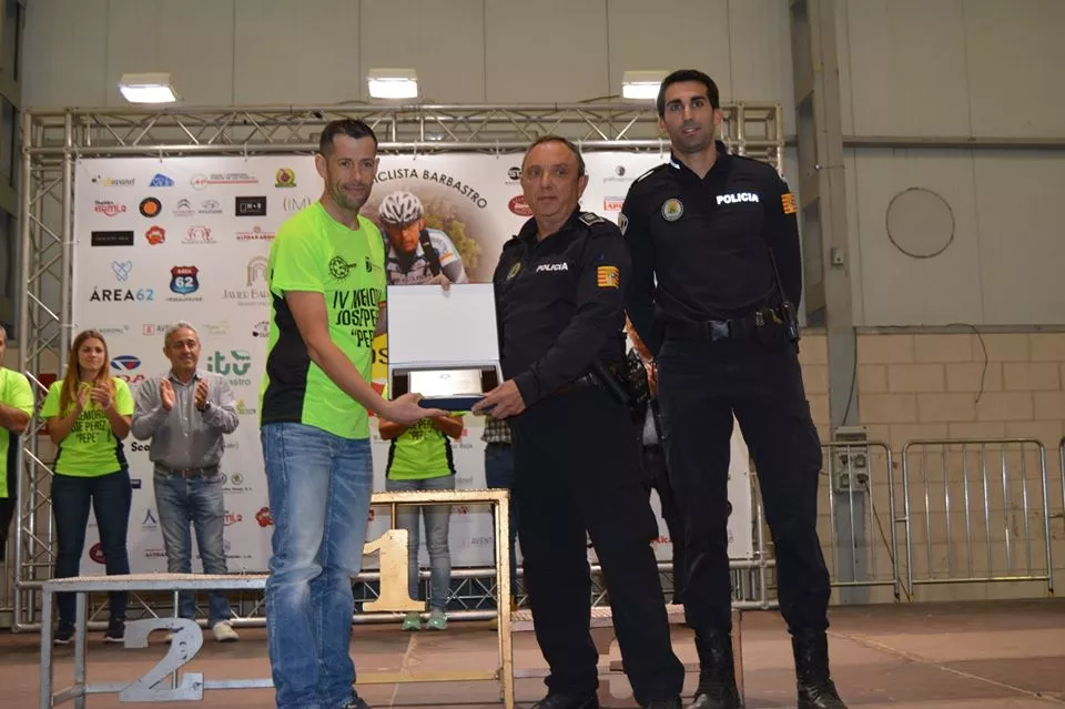 Fernando Marín, a la izquierda, deja de ser presidente del Club Ciclista Barbastro.