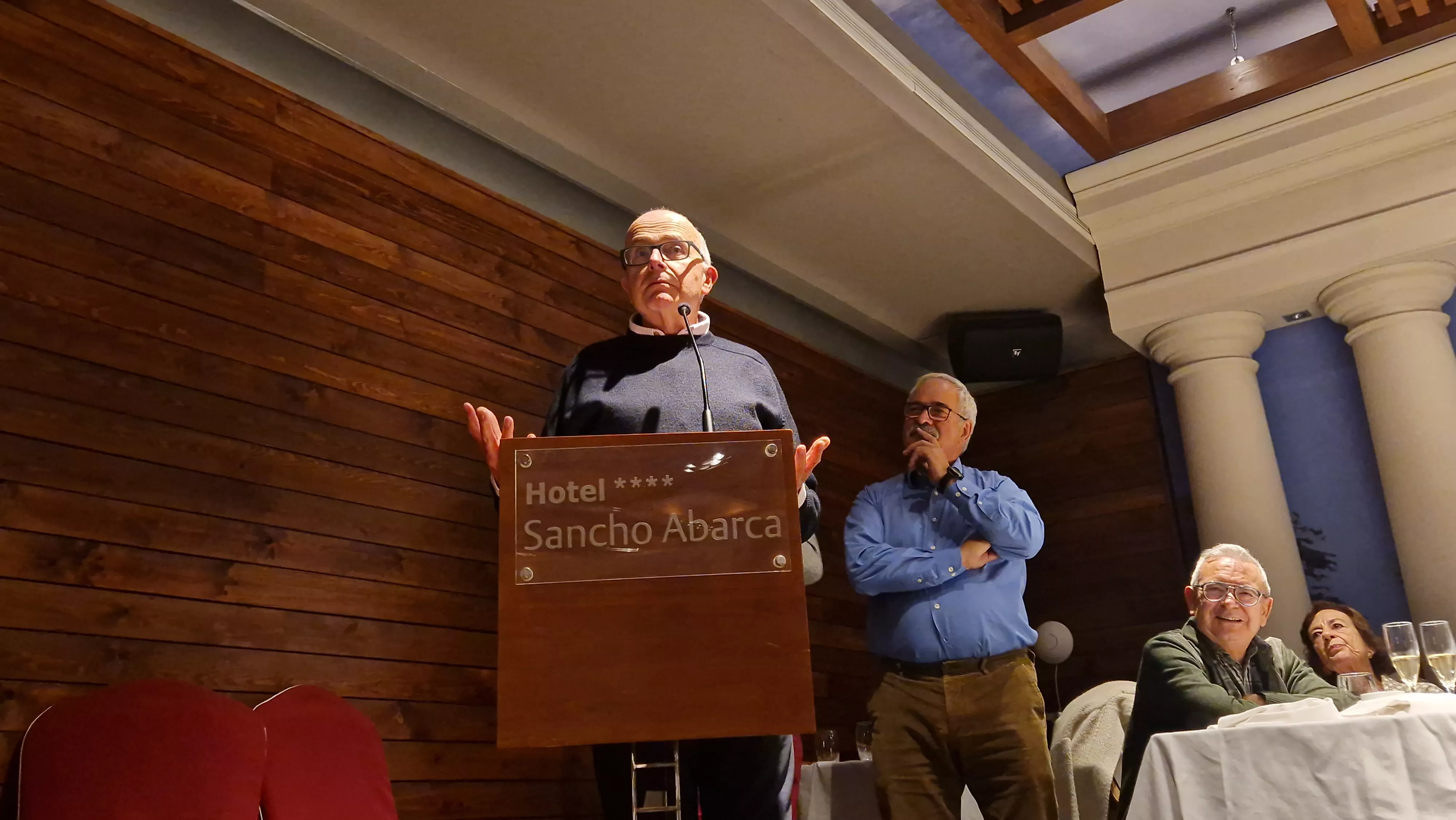 Entrega del bordón del Camino de Santiago a la Asociación de Huesca. Foto Myriam Martínez