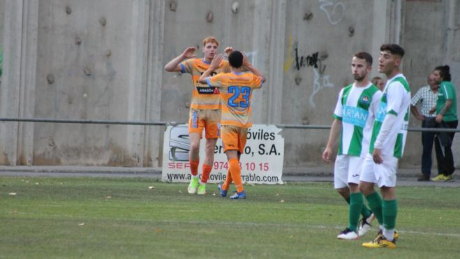 Los jugadores del Sariñena celebran uno de los goles conseguidos ante el Biescas. Foto: CD Sariñena Los jugadores del Sariñena celebran uno de los goles conseguidos ante el Biescas. Foto: CD Sariñena