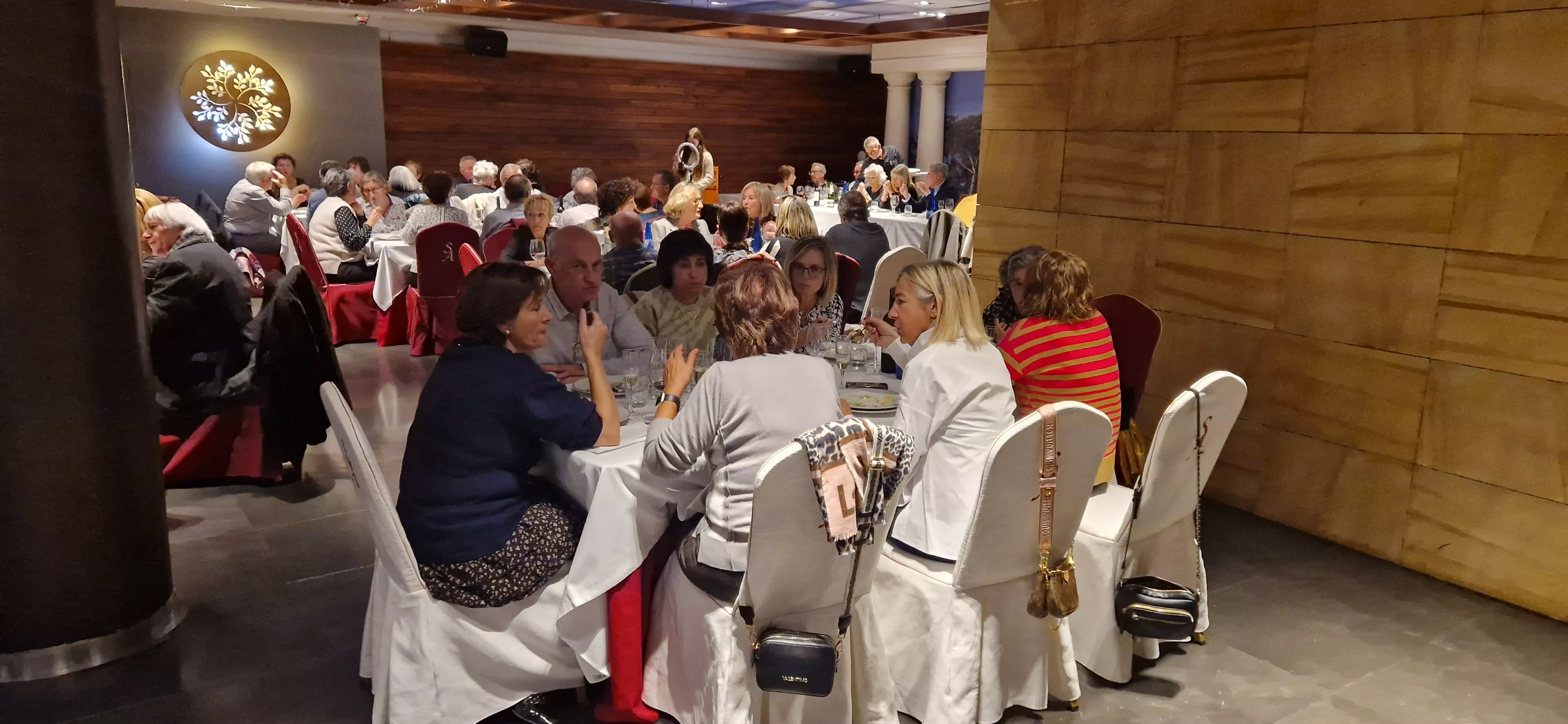 Entrega del bordón del Camino de Santiago a la Asociación de Huesca. Foto Myriam Martínez 