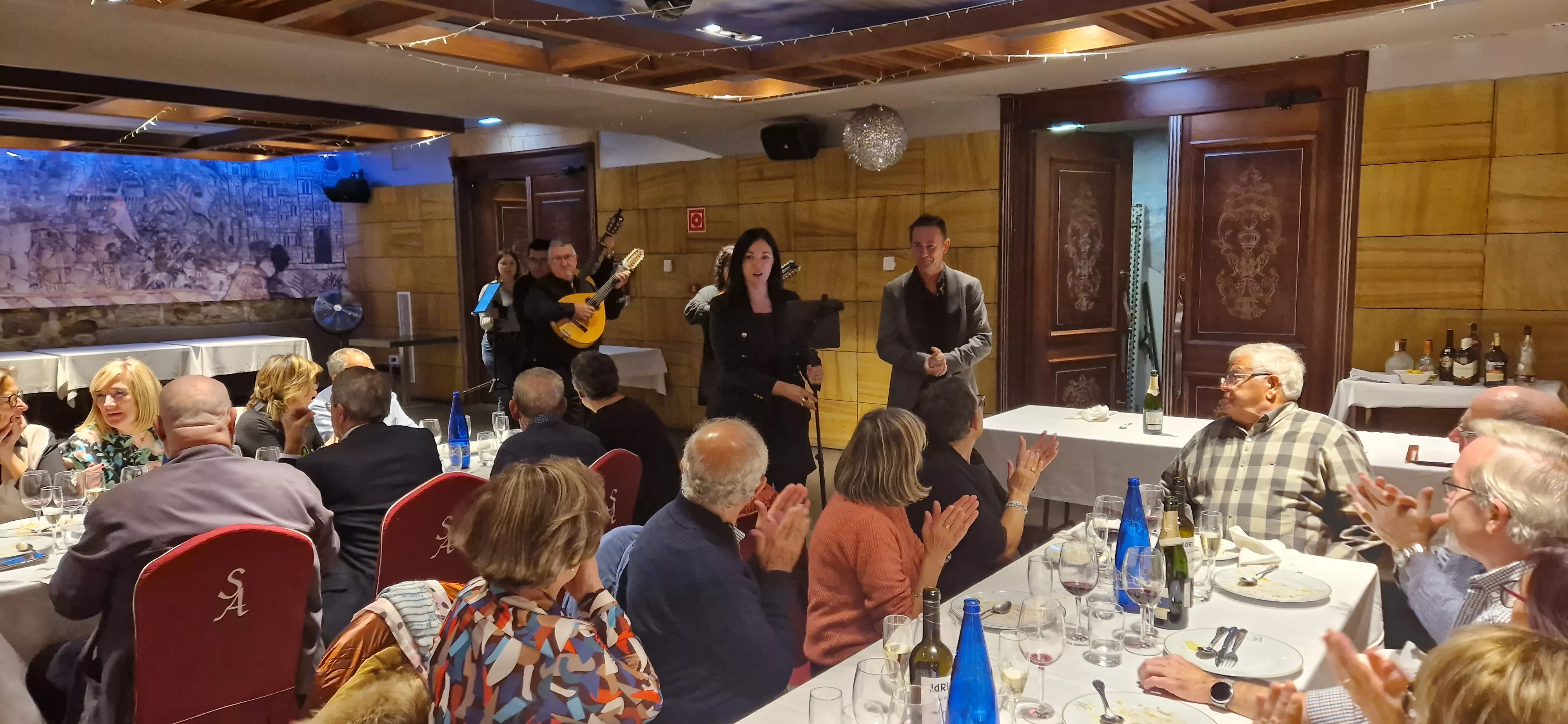 Entrega del bordón del Camino de Santiago a la Asociación de Huesca. Foto Myriam Martínez 