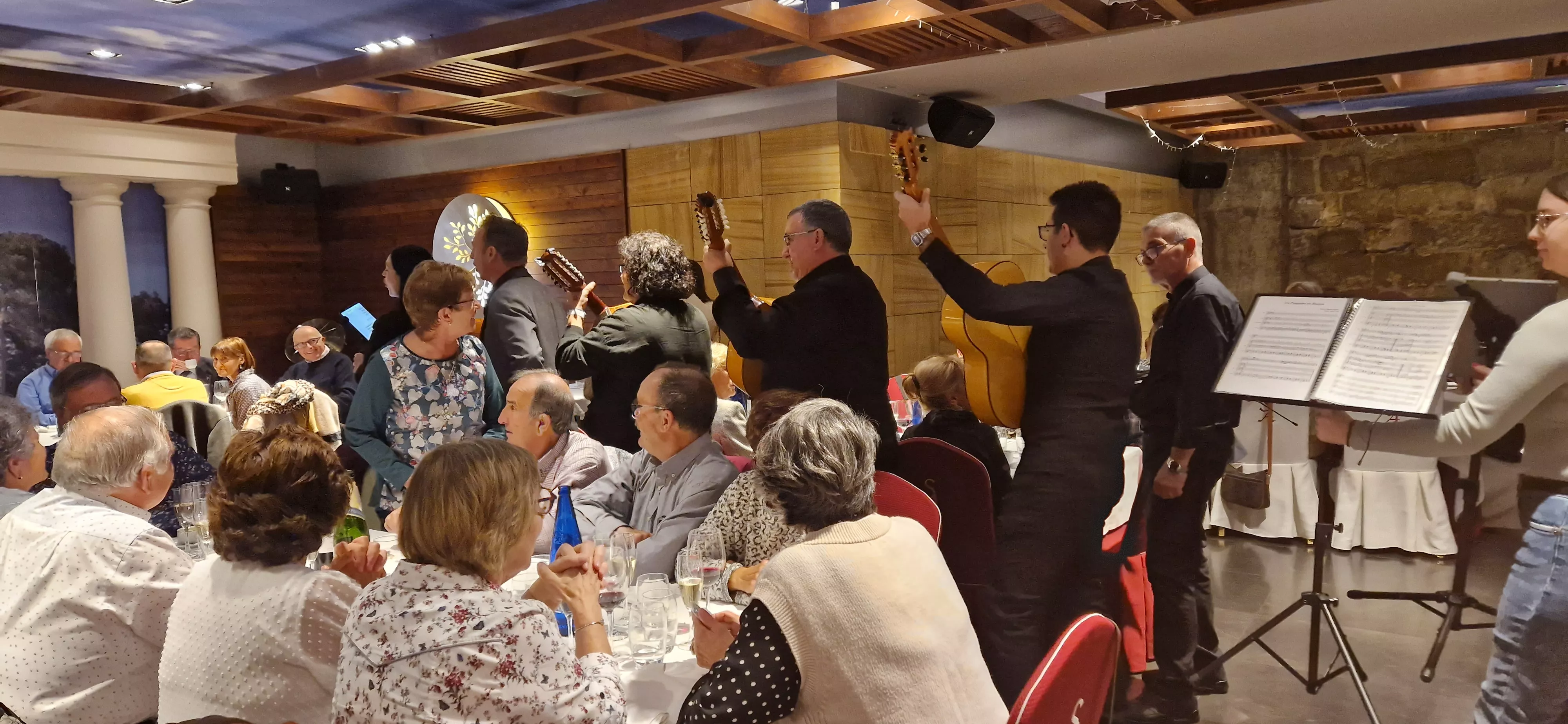 Entrega del bordón del Camino de Santiago a la Asociación de Huesca. Foto Myriam Martínez 