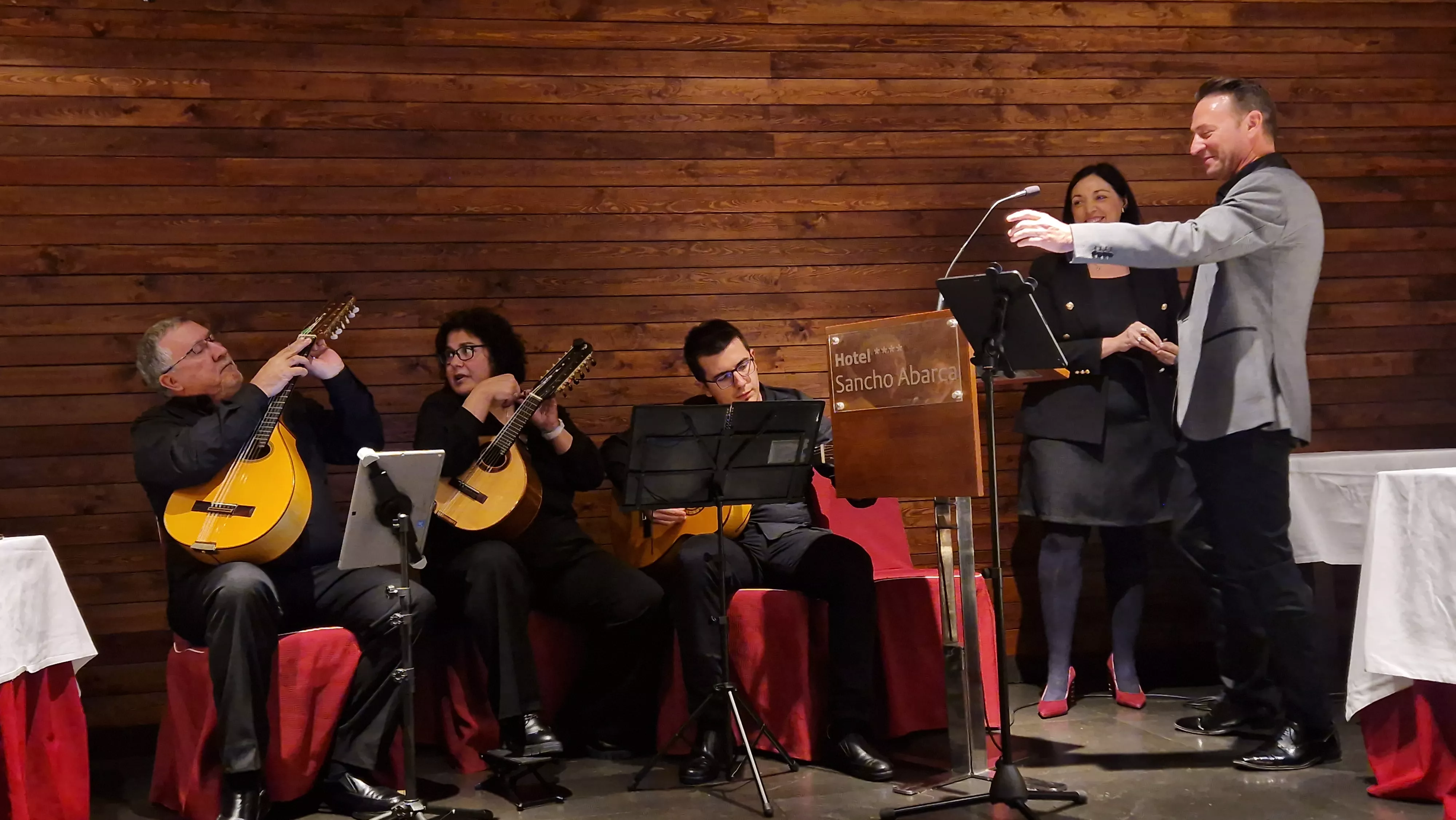 Entrega del bordón del Camino de Santiago a la Asociación de Huesca. Foto Myriam Martínez