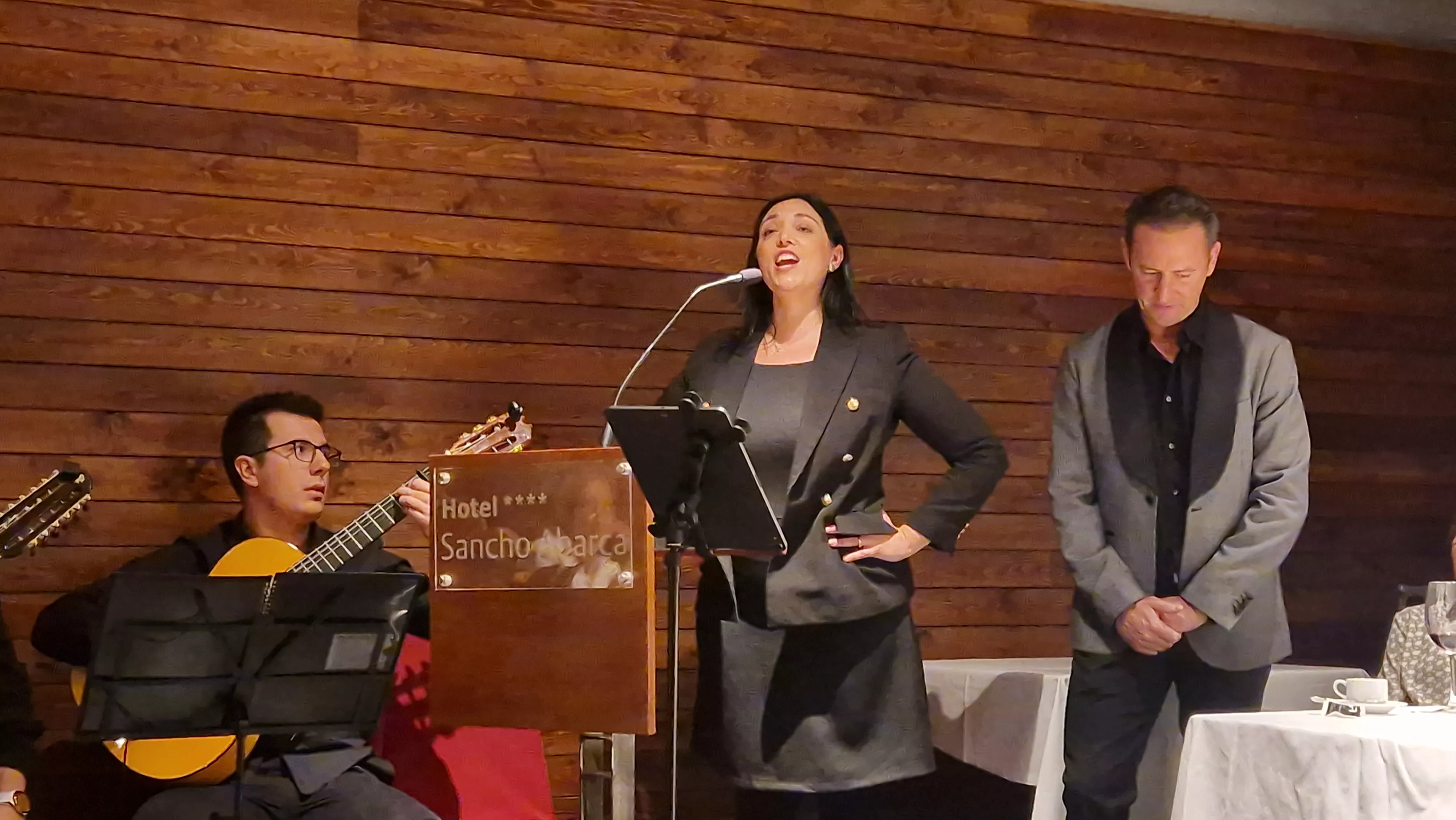 Entrega del bordón del Camino de Santiago a la Asociación de Huesca. Foto Myriam Martínez