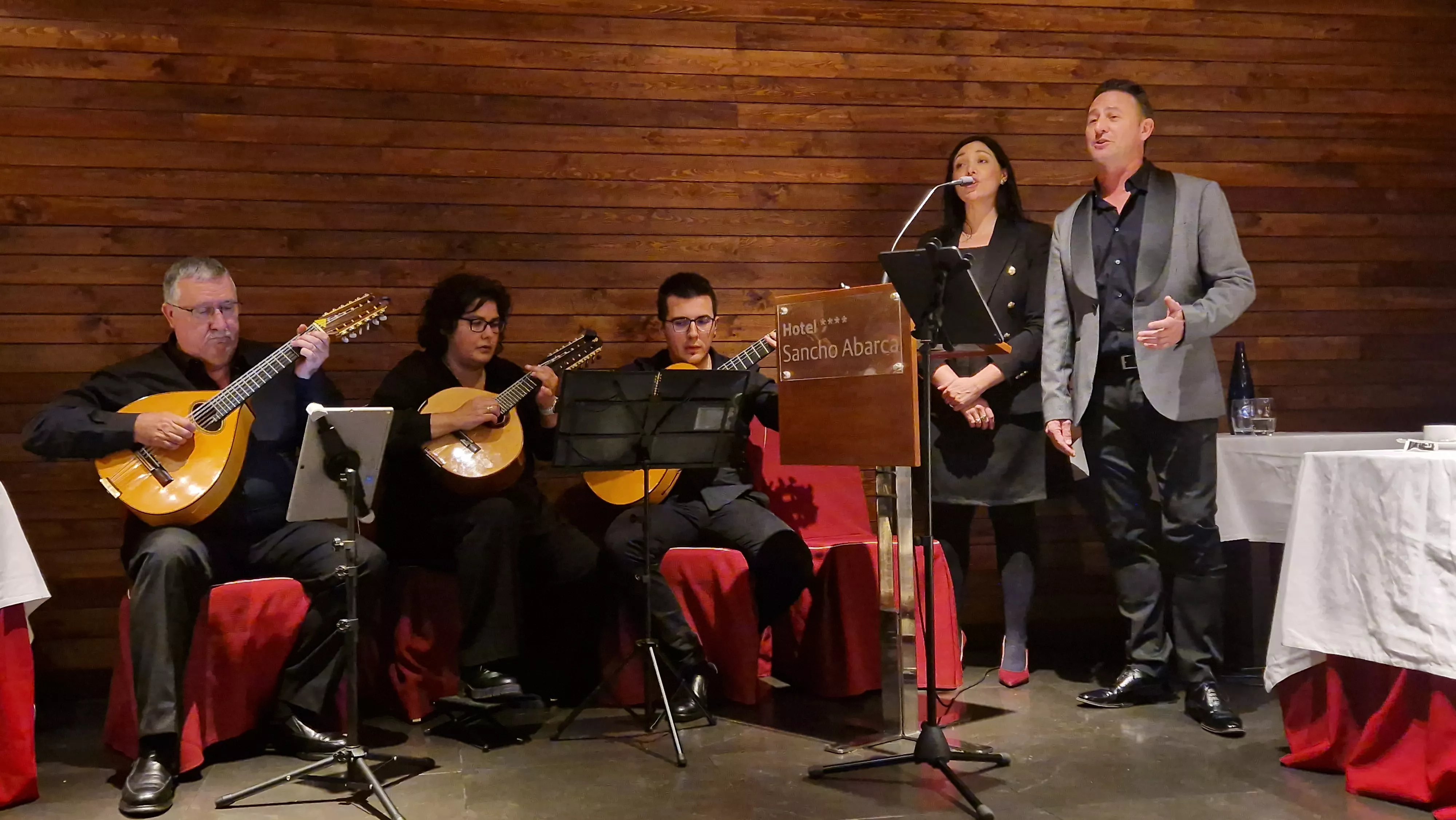 Entrega del bordón del Camino de Santiago a la Asociación de Huesca. Foto Myriam Martínez 