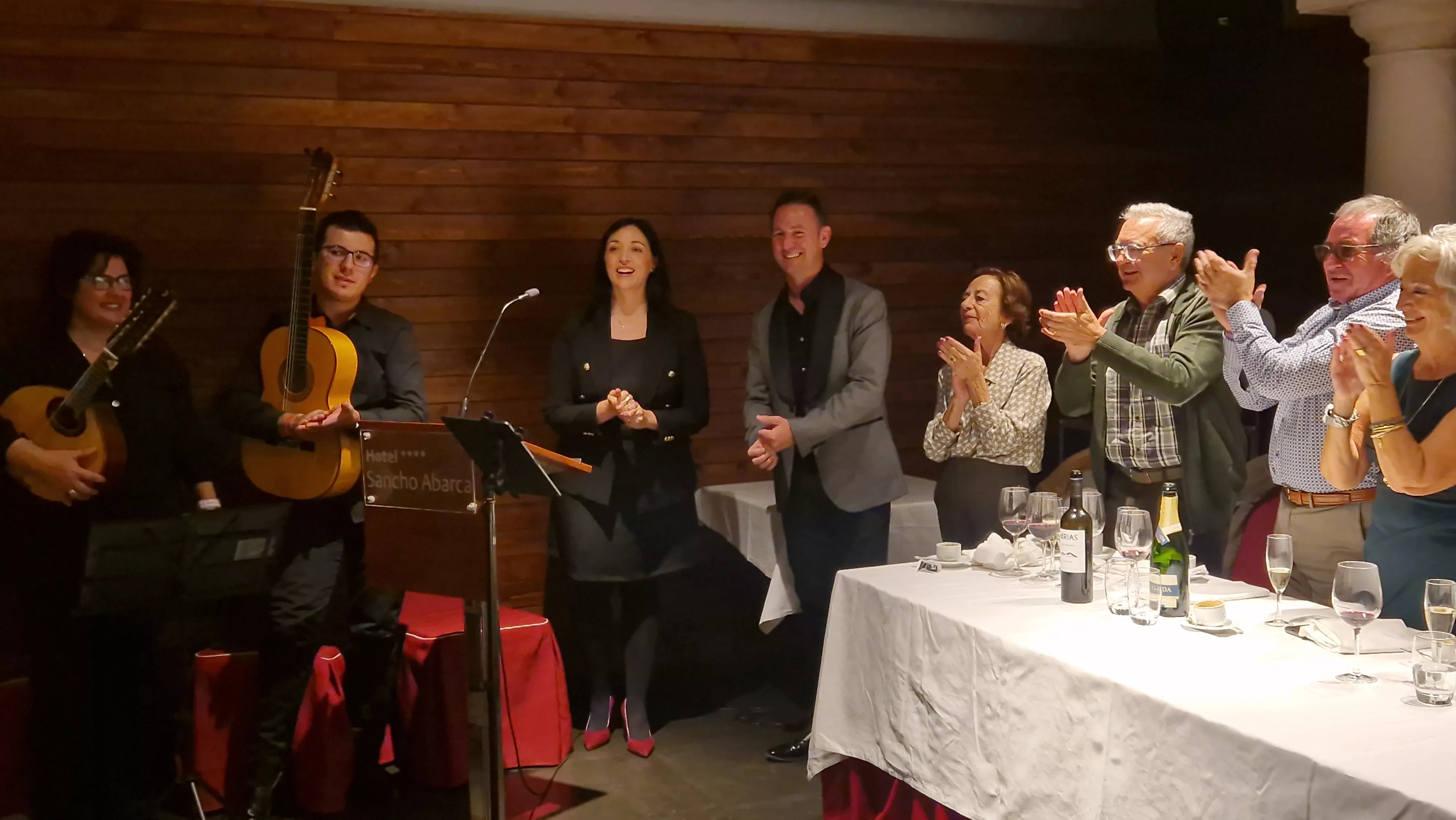 Entrega del bordón del Camino de Santiago a la Asociación de Huesca. Foto Myriam Martínez 