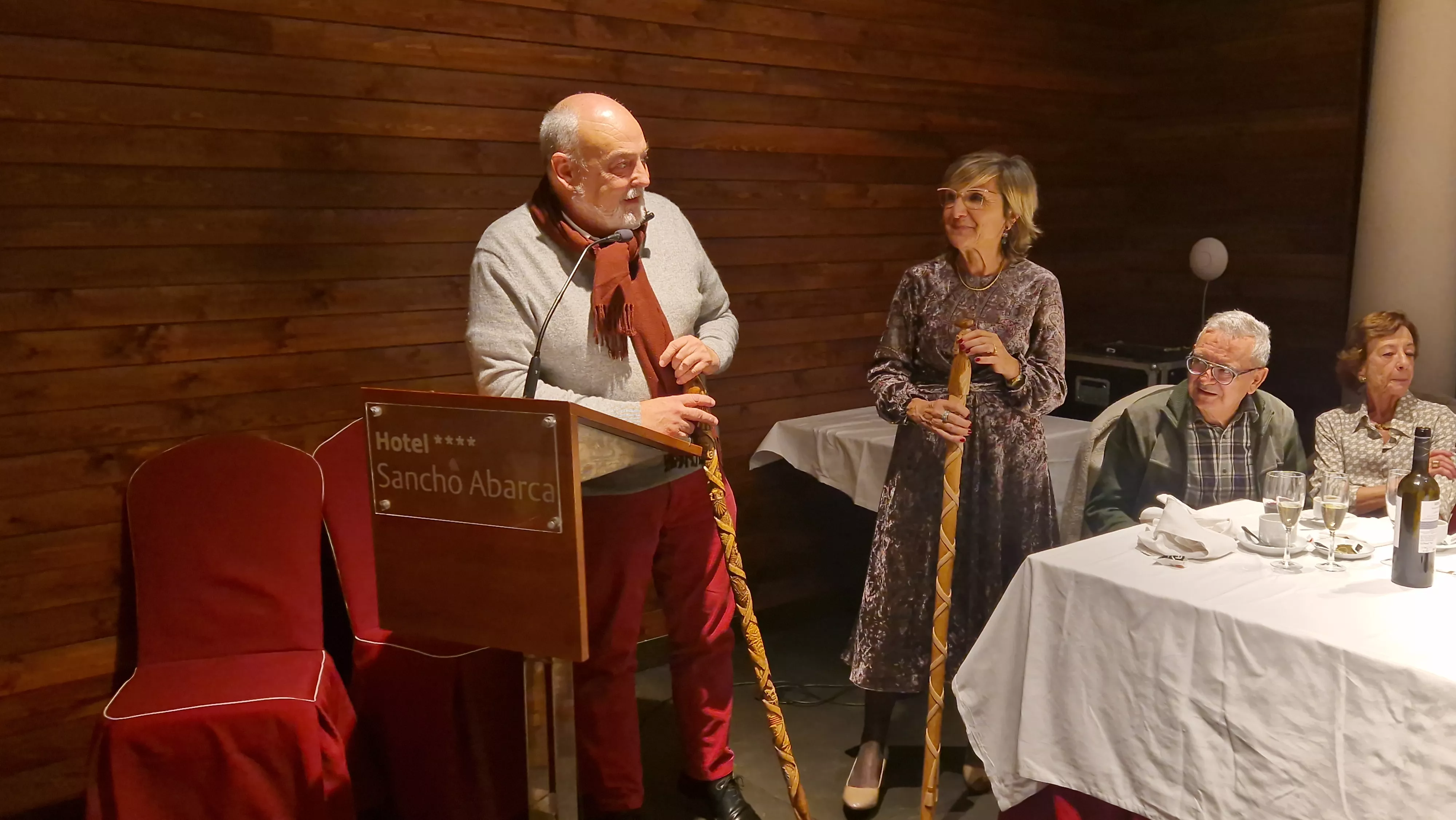 Entrega del bordón del Camino de Santiago a la Asociación de Huesca. Foto Myriam Martínez 