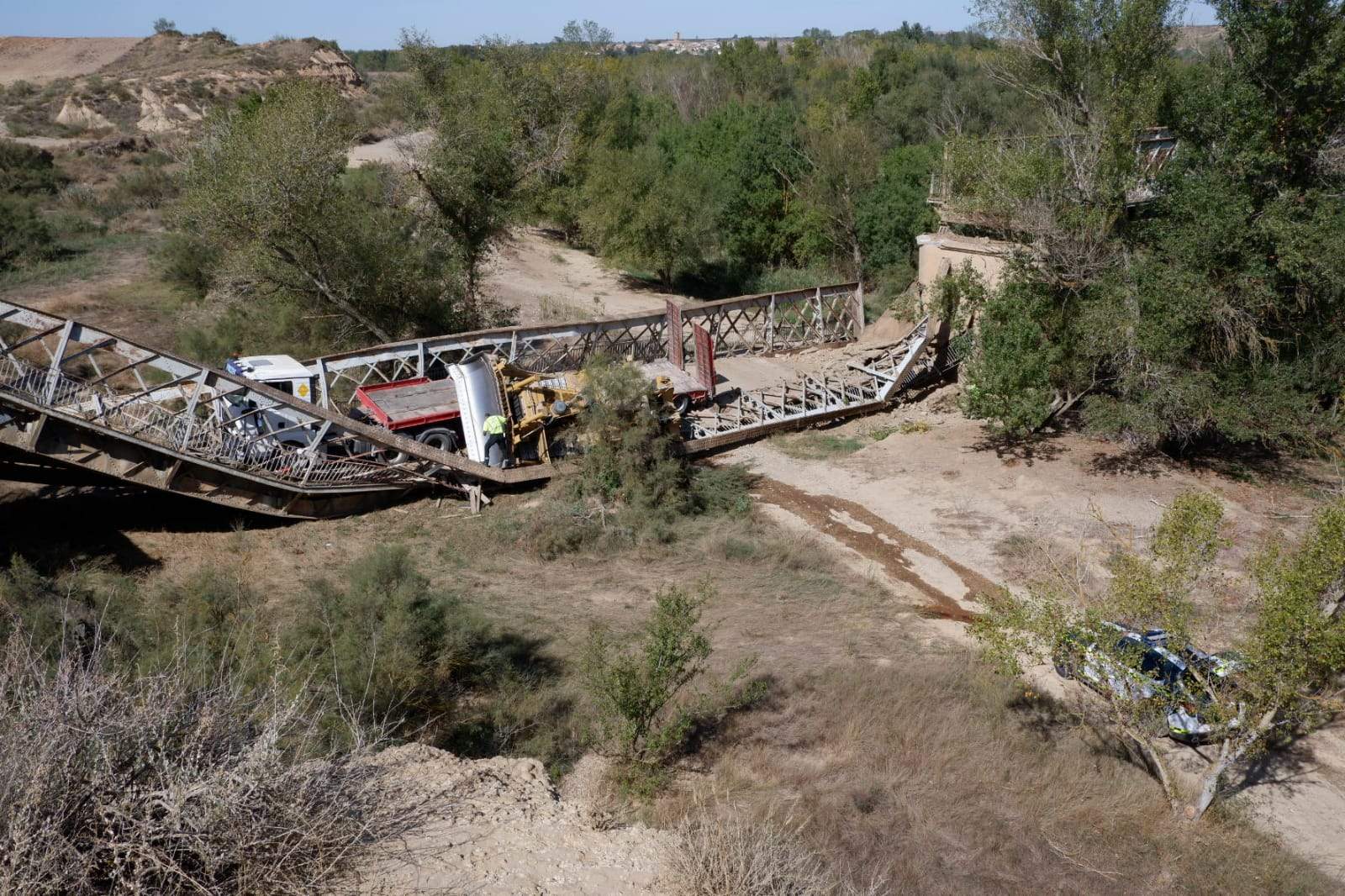 Imágenes de la parte del puente que se ha desplomado. Foto Miguel Ángel Lordán 