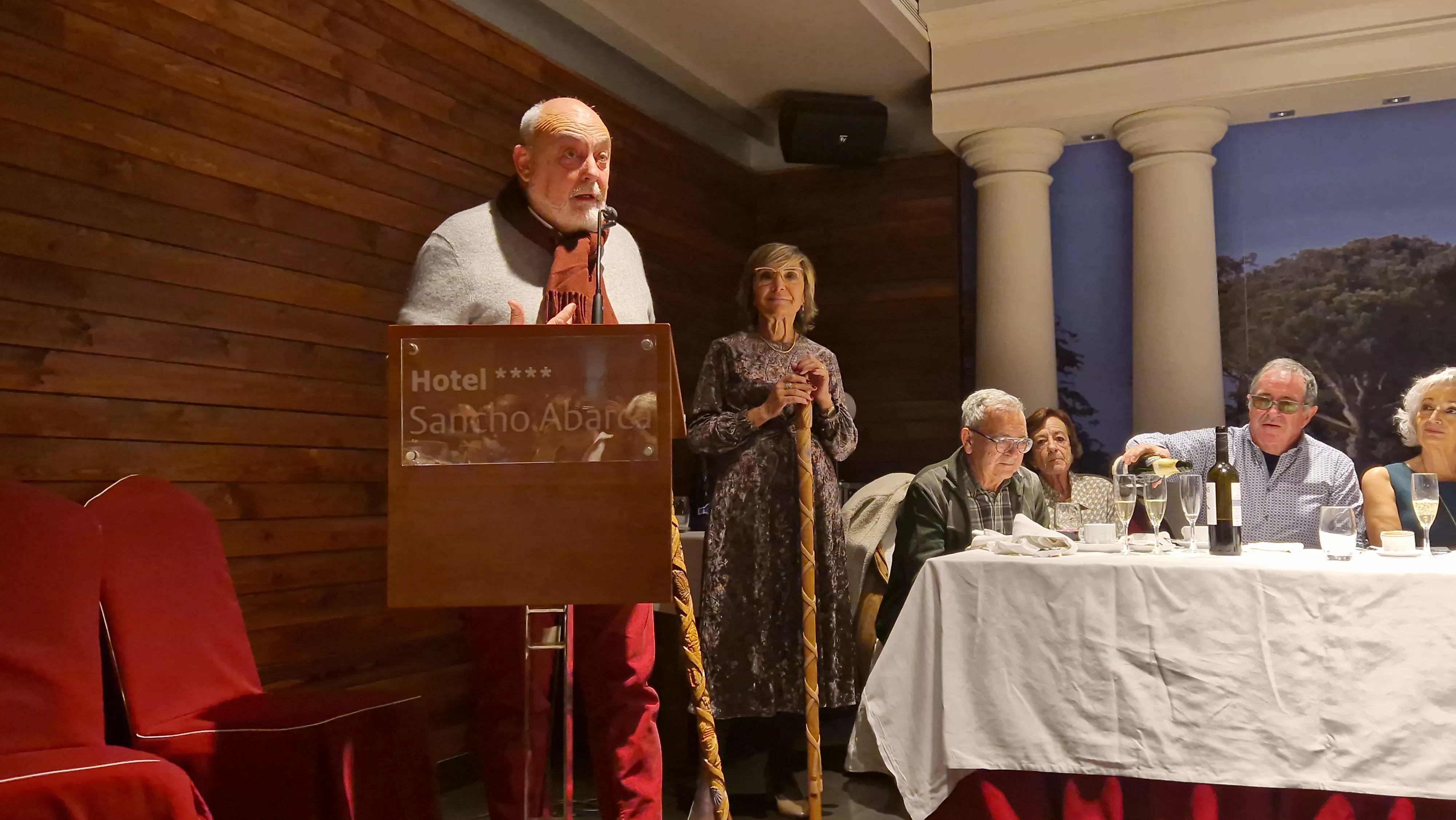 Entrega del bordón del Camino de Santiago a la Asociación de Huesca. Foto Myriam Martínez
