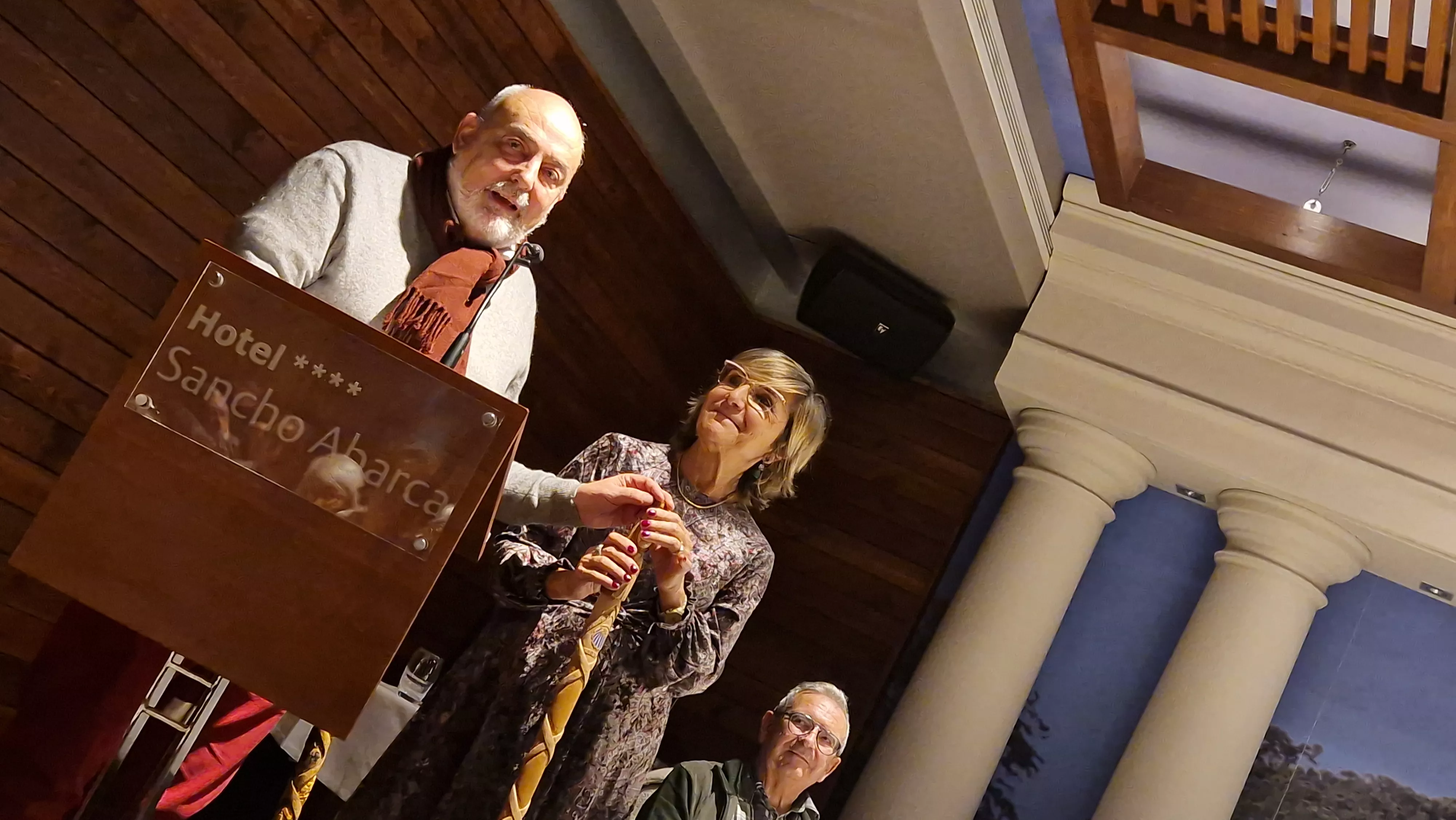 Entrega del bordón del Camino de Santiago a la Asociación de Huesca. Foto Myriam Martínez