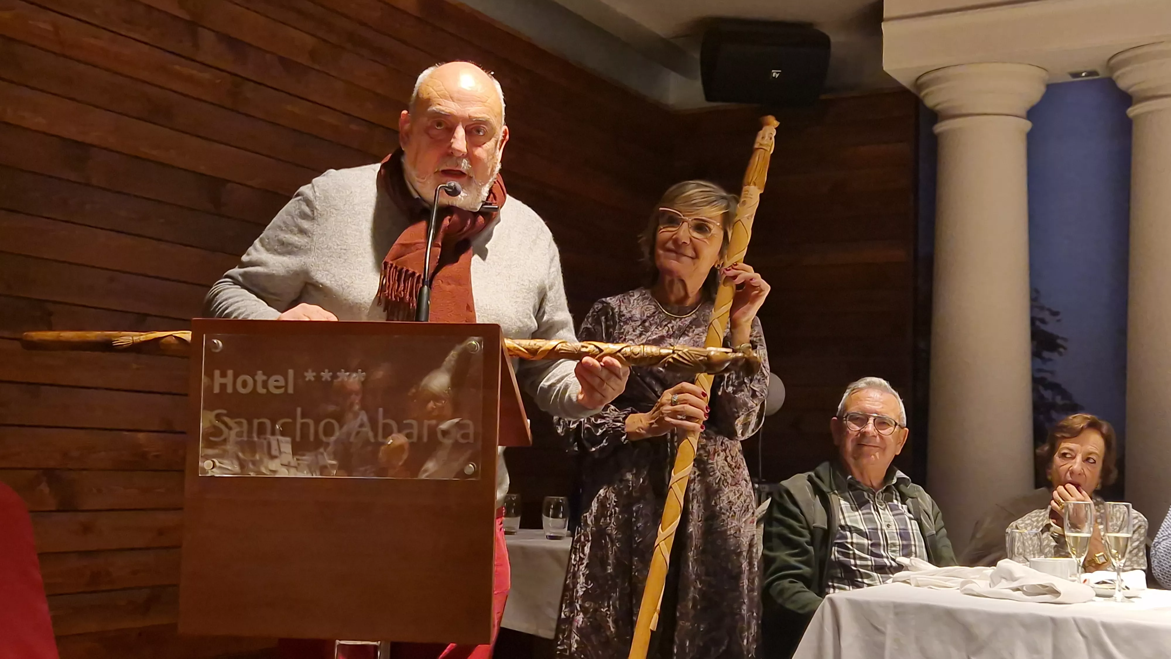 Entrega del bordón del Camino de Santiago a la Asociación de Huesca. Foto Myriam Martínez 