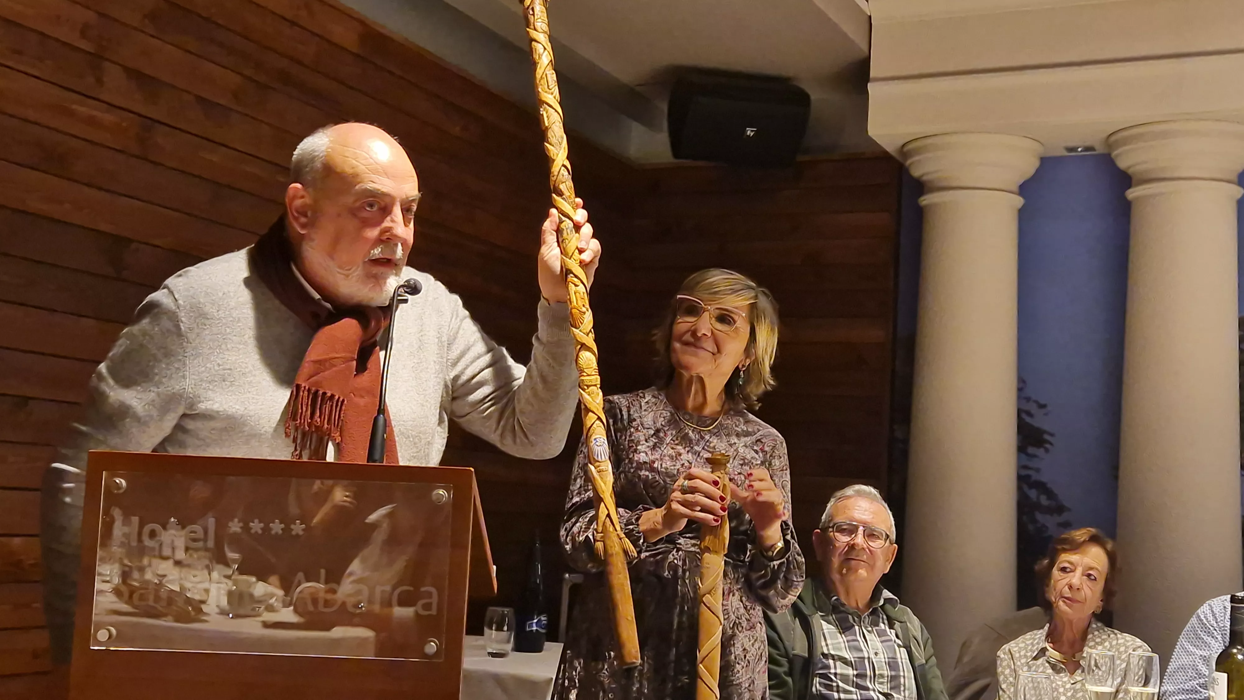 Entrega del bordón del Camino de Santiago a la Asociación de Huesca. Foto Myriam Martínez 