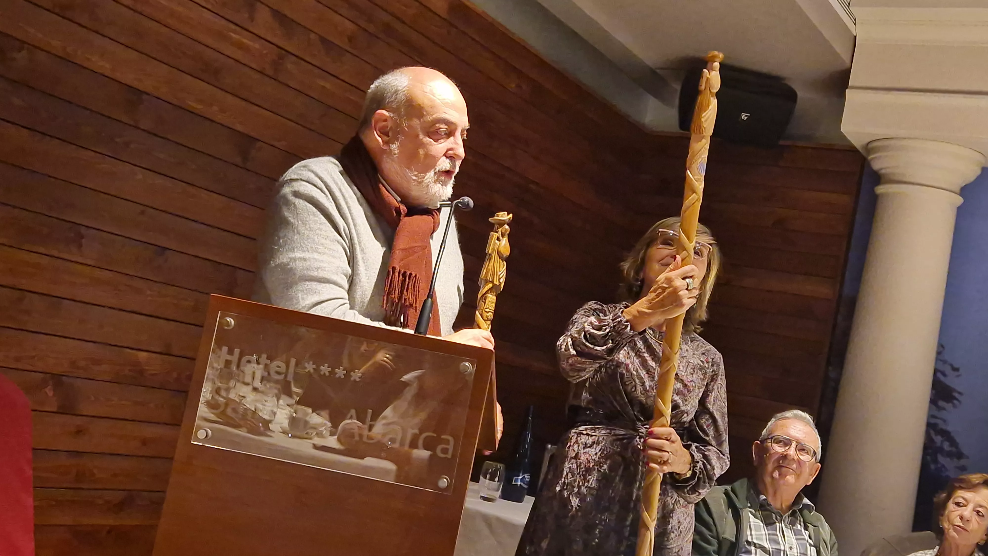 Entrega del bordón del Camino de Santiago a la Asociación de Huesca. Foto Myriam Martínez 