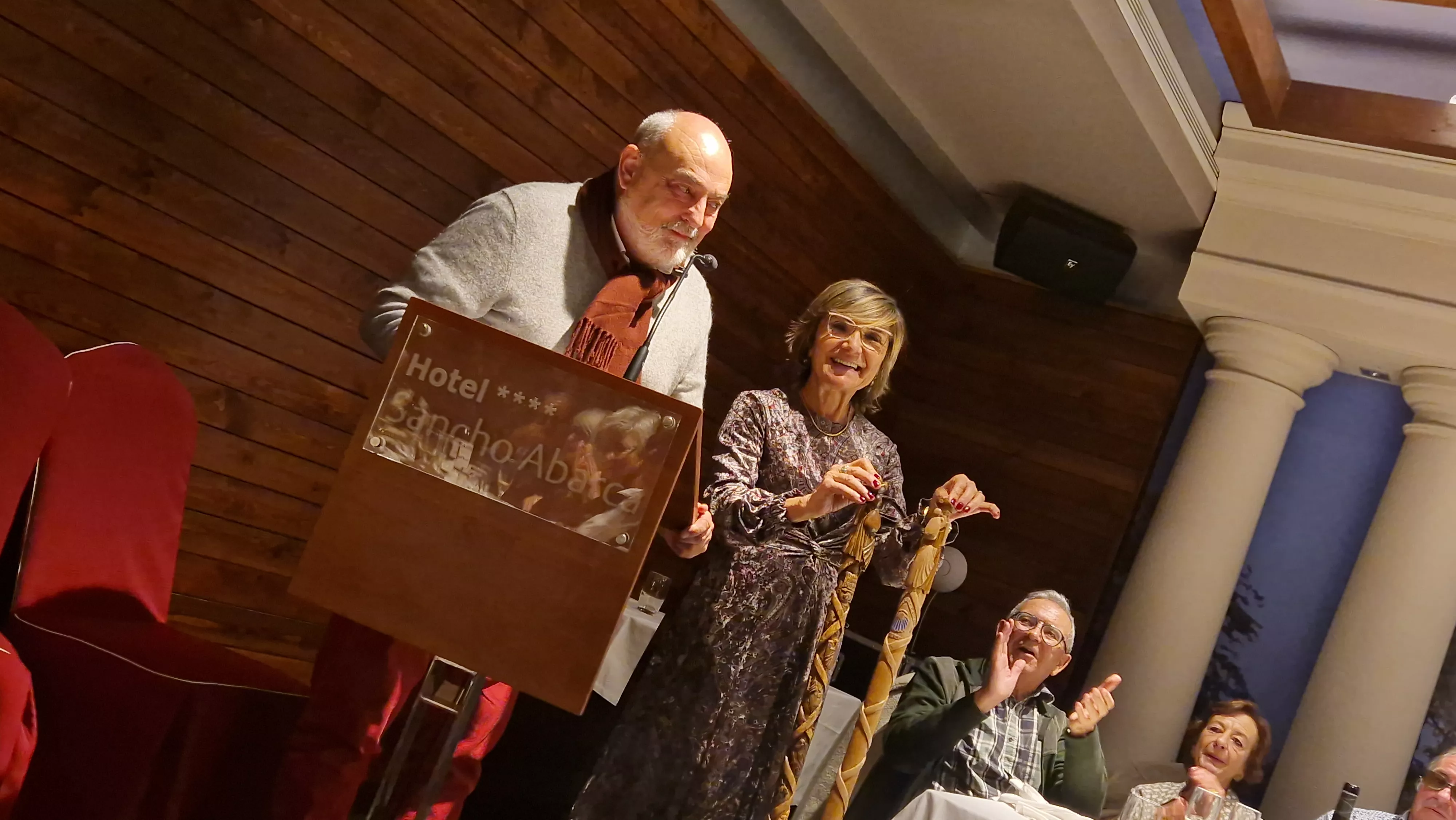 Entrega del bordón del Camino de Santiago a la Asociación de Huesca. Foto Myriam Martínez