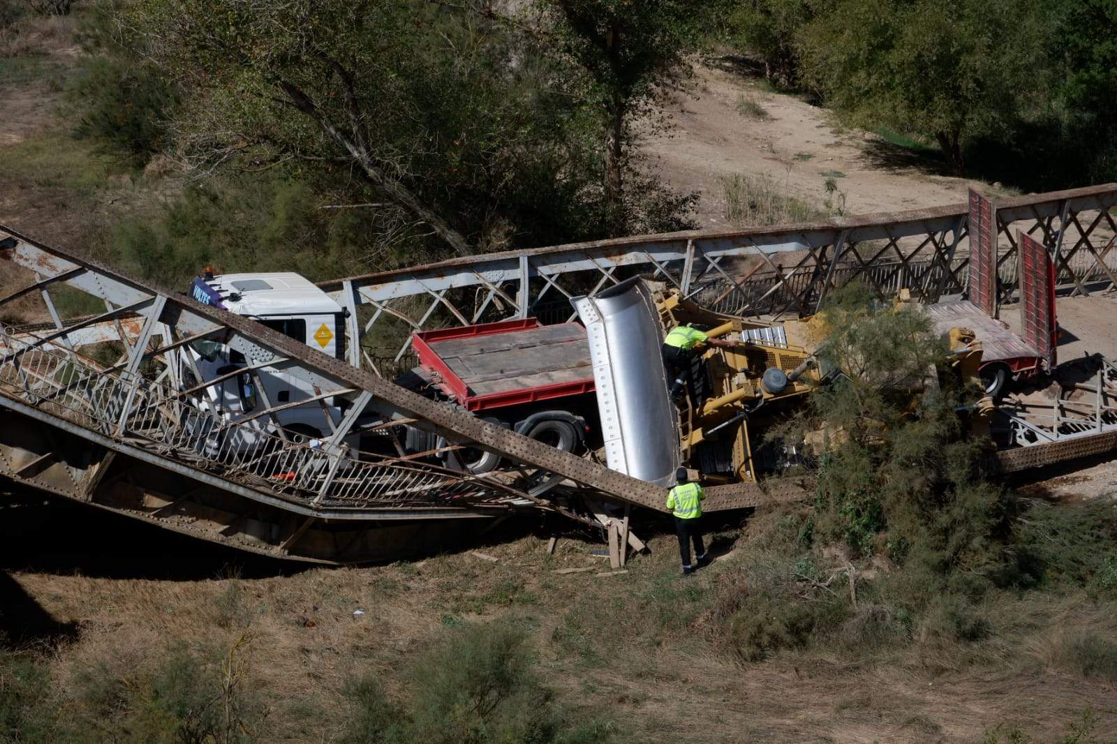 Una imagen de la parte del puente sobre el río Alcanadre desplomado. Foto Miguel Ángel Lordán 