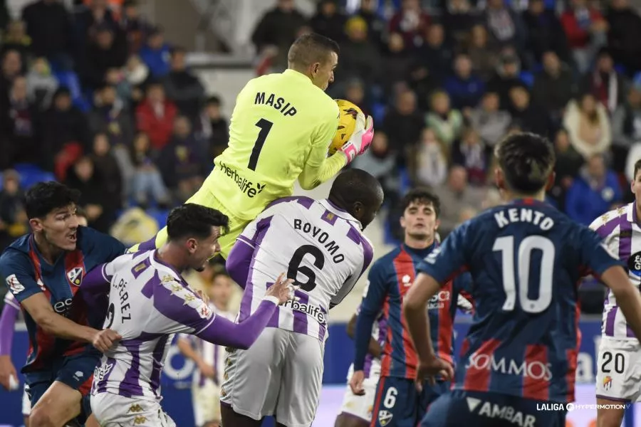 Masip atrapa un balón en el choque del Valladolid ante el Huesca en El Alcoraz.