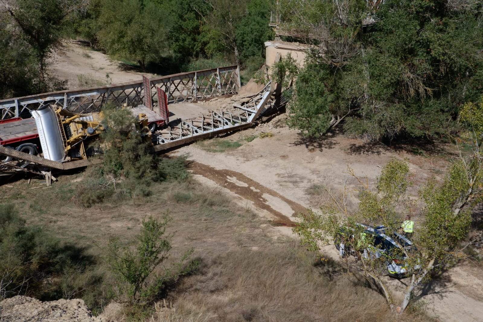 Imágenes de la parte del puente que se ha desplomado. Foto Miguel Ángel Lordán 