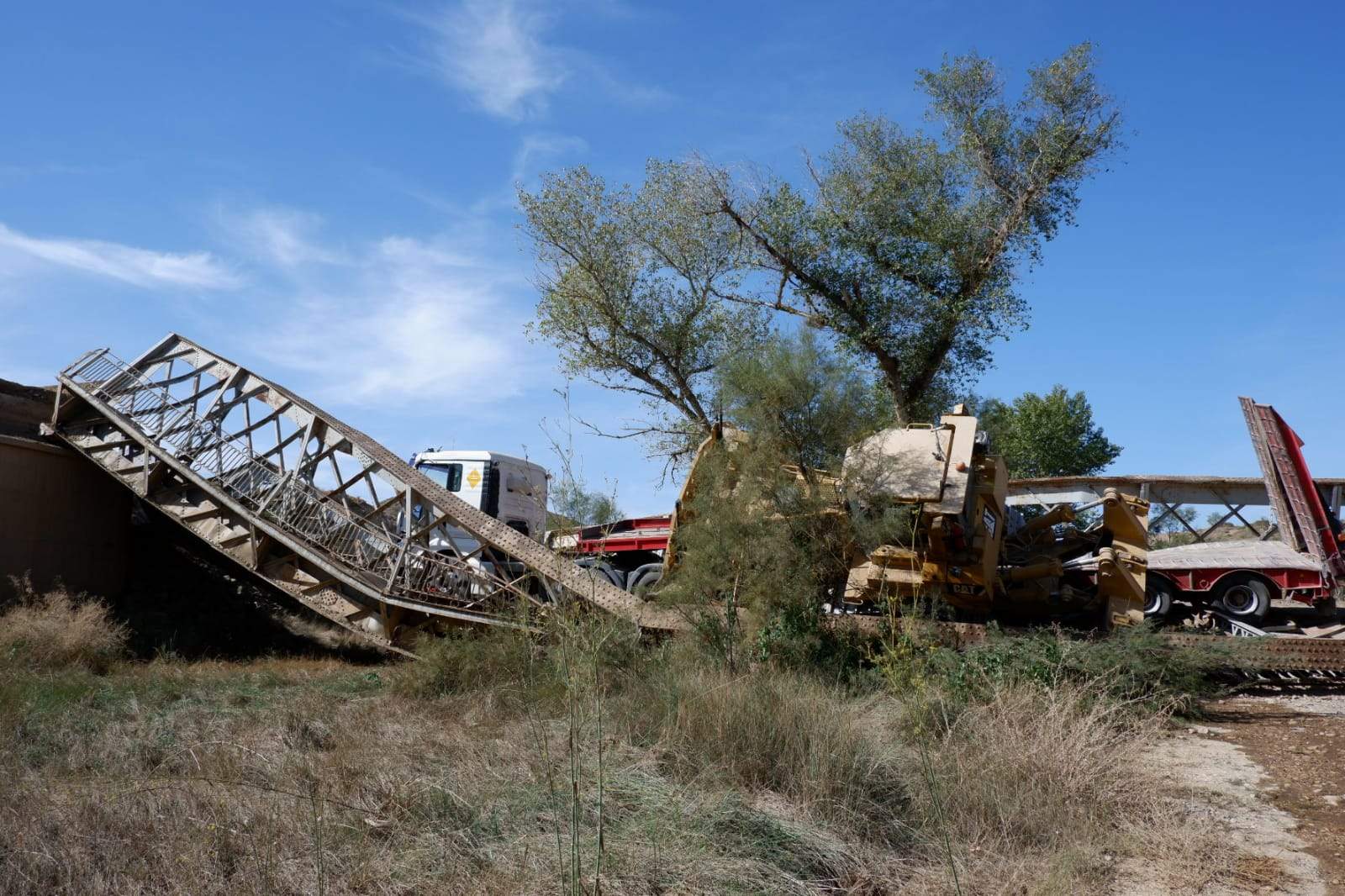 Imágenes de la parte del puente que se ha desplomado. Foto Miguel Ángel Lordán 