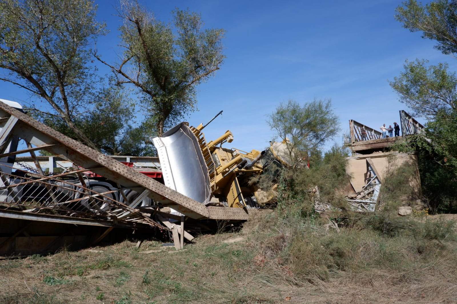 Imágenes de la parte del puente que se ha desplomado. Foto Miguel Ángel Lordán 
