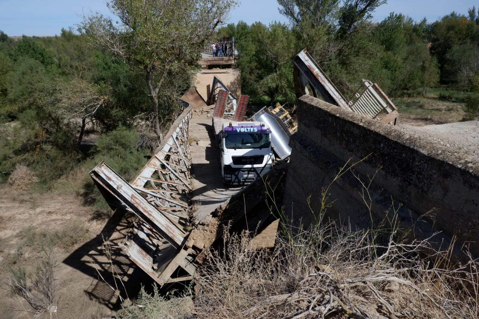 Imágenes de la parte del puente que se ha desplomado. Foto Miguel Ángel Lordán 