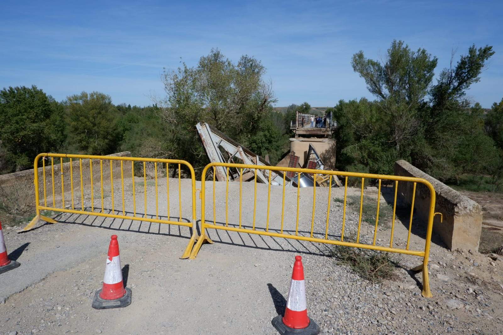 Imágenes de la parte del puente que se ha desplomado. Foto Miguel Ángel Lordán 