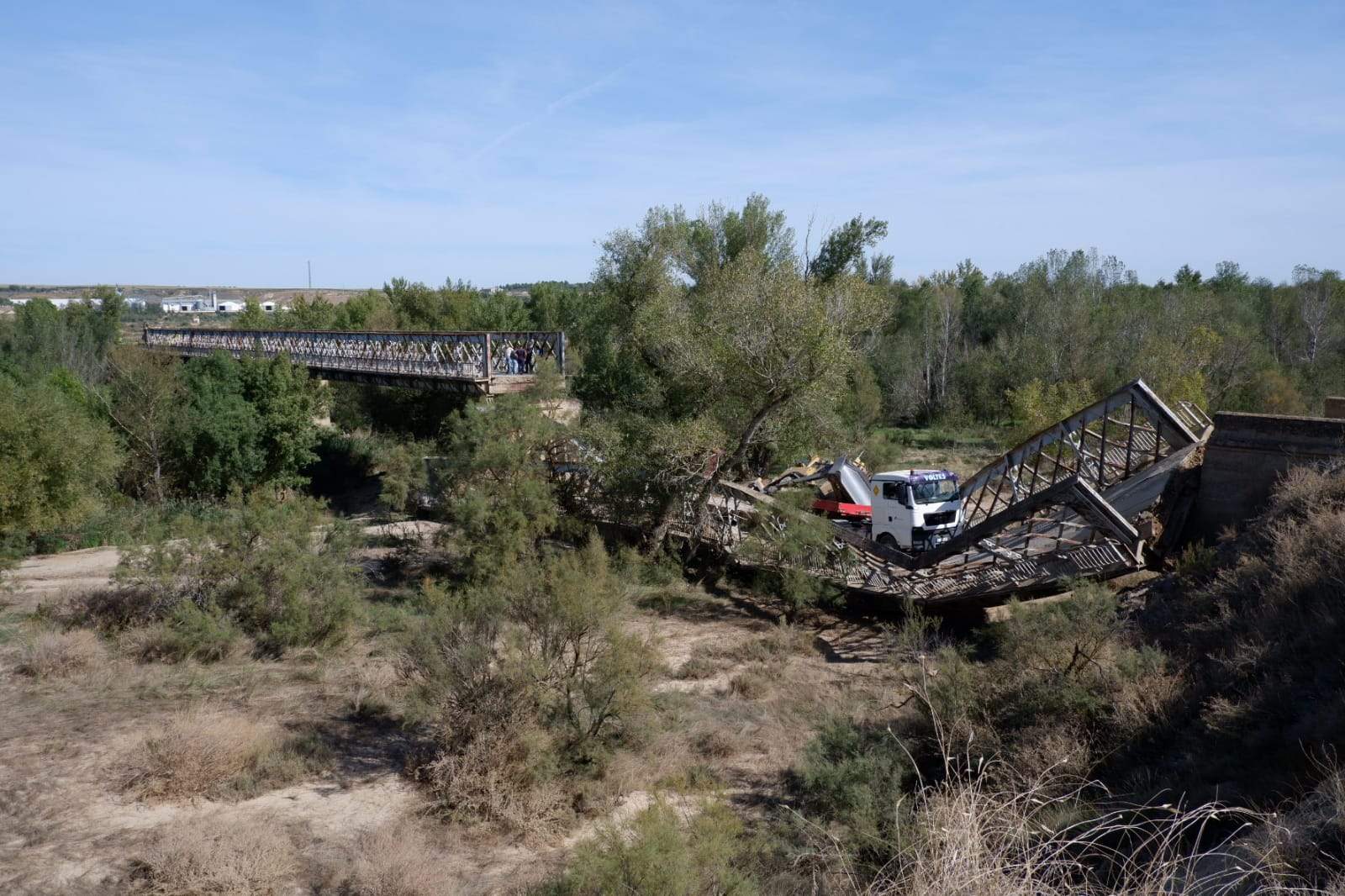 Imágenes de la parte del puente que se ha desplomado. Foto Miguel Ángel Lordán 