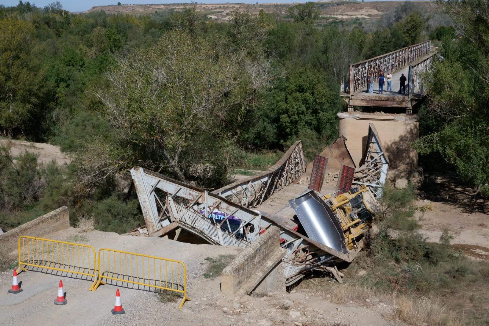 Imágenes de la parte del puente que se ha desplomado. Foto Miguel Ángel Lordán 