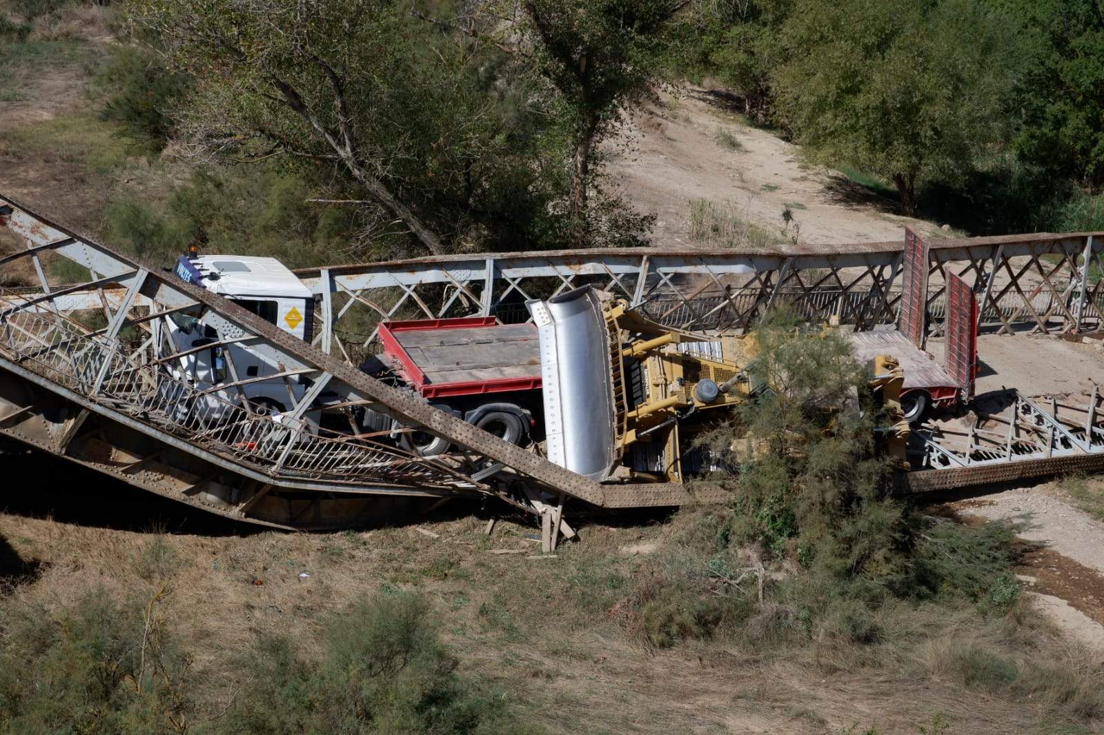 Imágenes de la parte del puente que se ha desplomado. Foto Miguel Ángel Lordán 