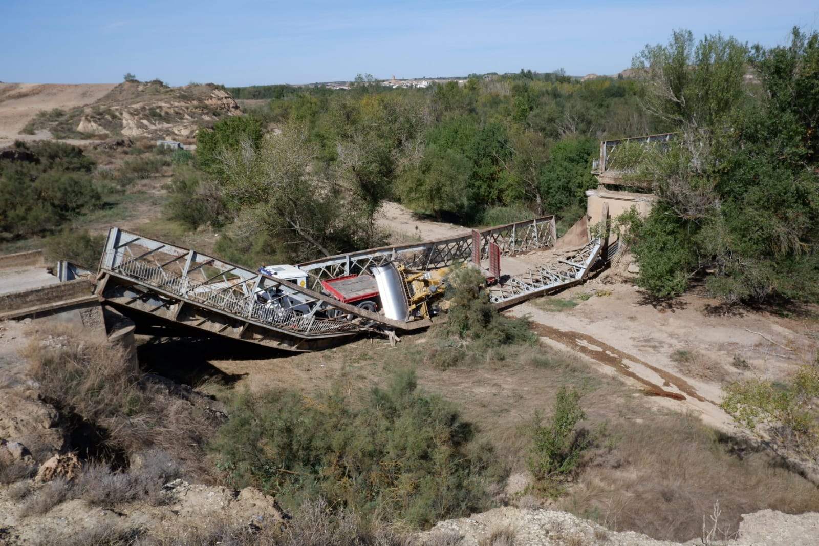 Imágenes de la parte del puente que se ha desplomado. Foto Miguel Ángel Lordán