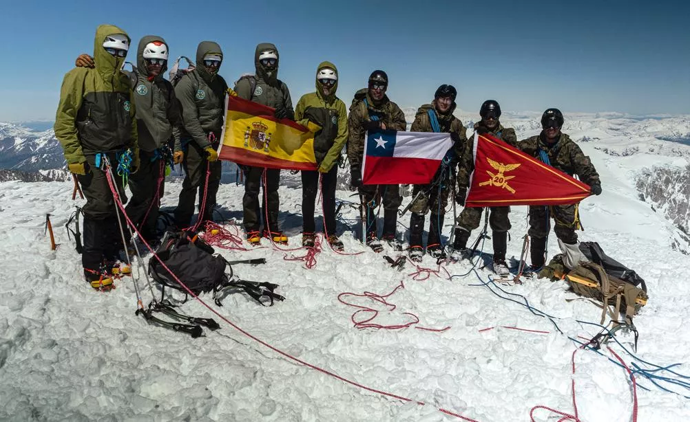 Cumbre en el cerro San Lorenzo. Foto: ©GMAM OCP EMMOE / LM López Soriano