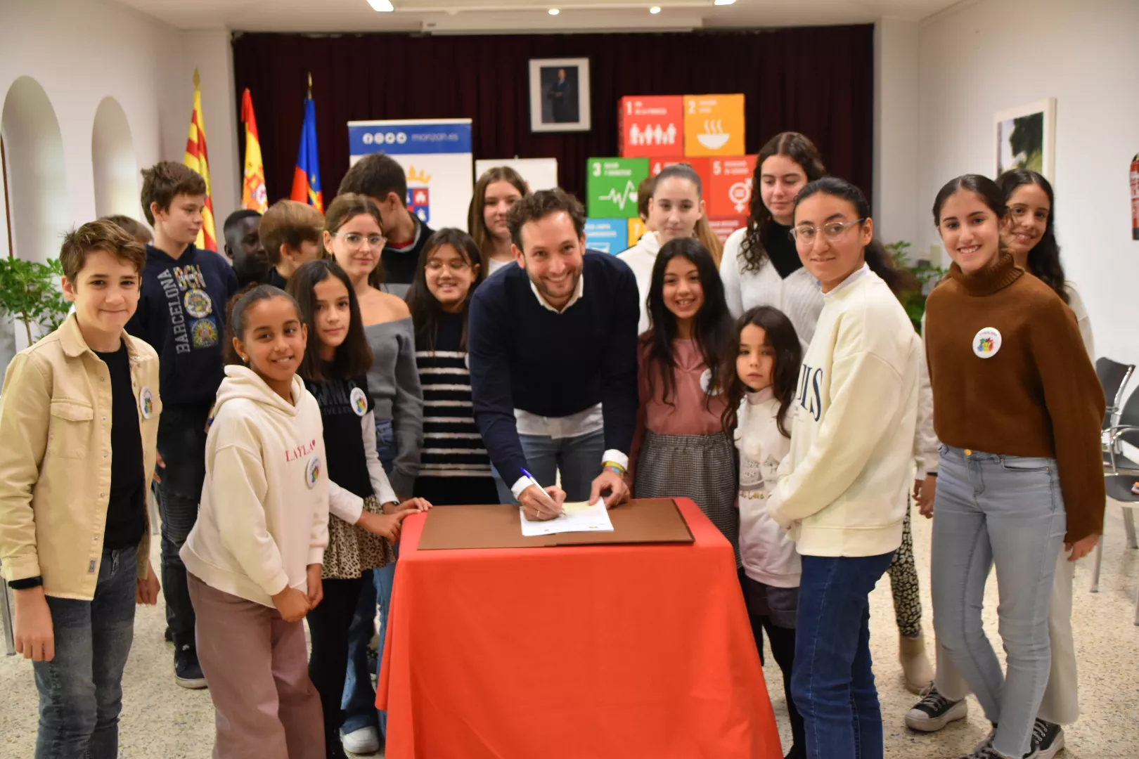 Los nuevos consejeros del Consejo Local de la Infancia y la Adolescencia con el alcalde, Isaac Claver.