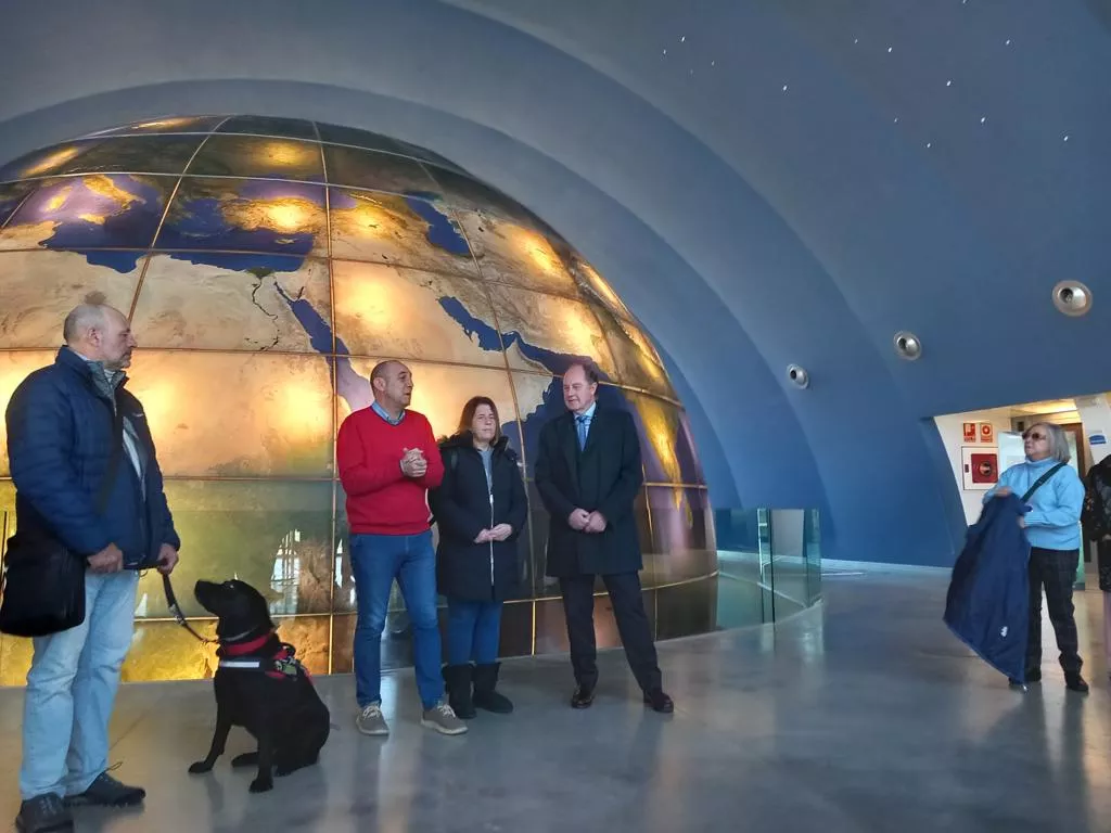 Presentación de la visita guiada del Planetario de Aragón destinada a personas con discapacidad visual.