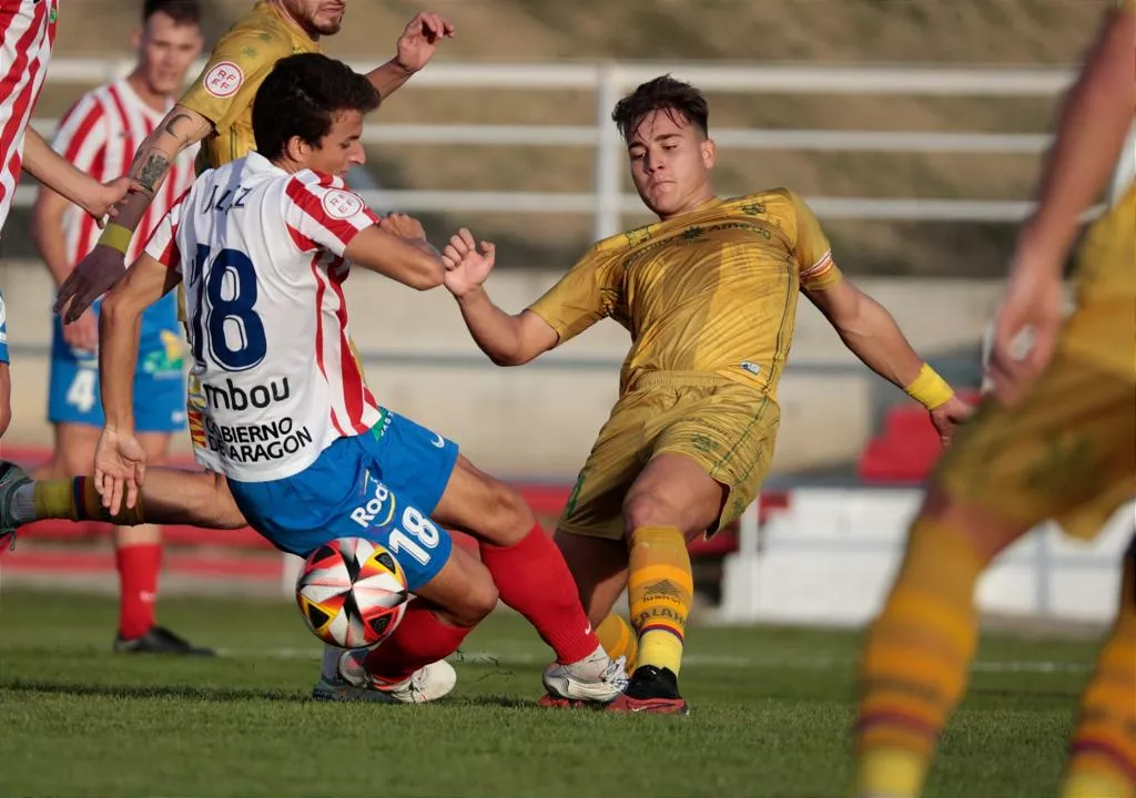 Javito, jugador del Barbastro, disputa un balón ante un jugador del Calahorra. Foto: CD Calahorra.