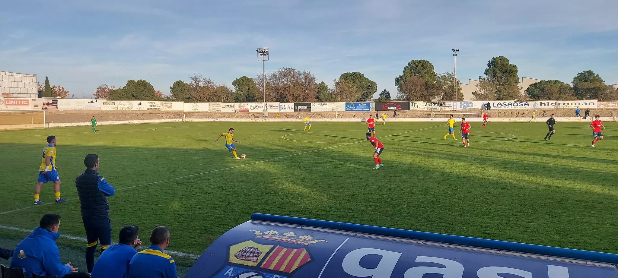 Un momento del empate entre el Almudévar y el Fraga en La Corona. Foto: UD Almudévar