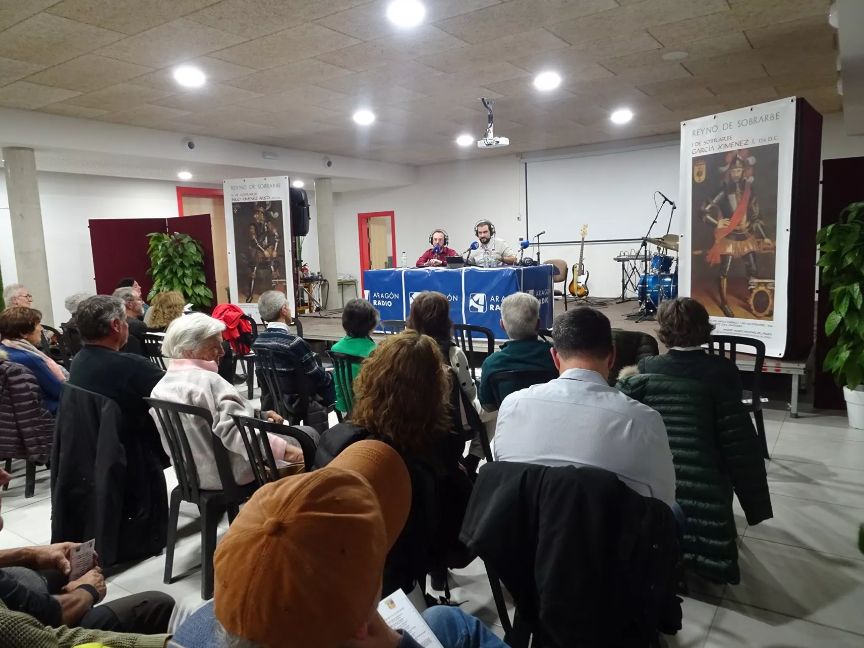 Las lonas diseñadas con las réplicas los cuadros de reyes del Sobrarbe que se conservan en el Museo del Prado sirvieron de decorado.