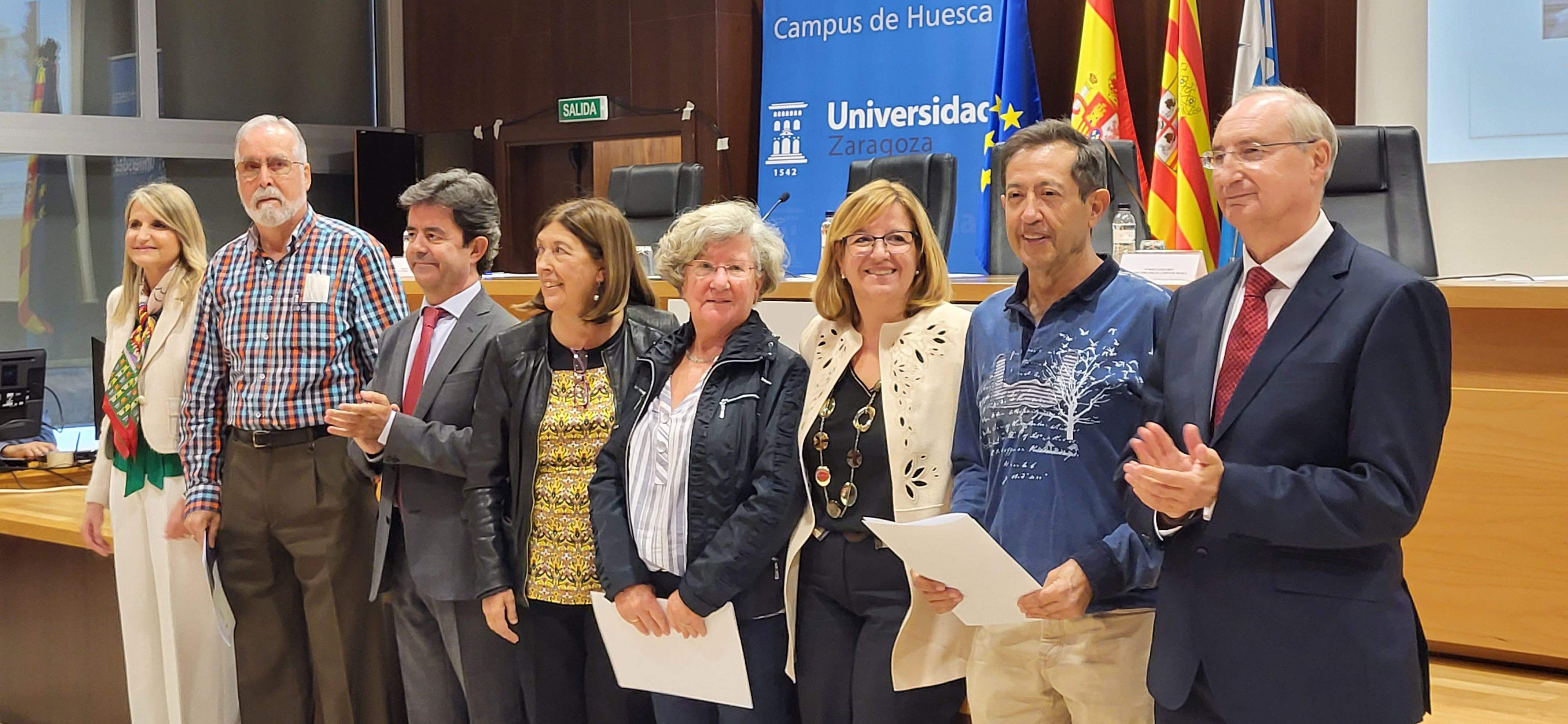 Alumnos de la Universidad de la Experiencia recogen sus certificados