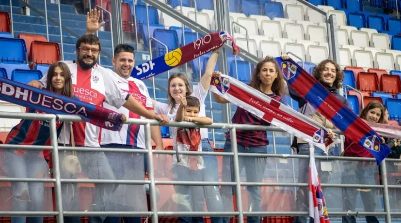 Aficionados de la SD Huesca.