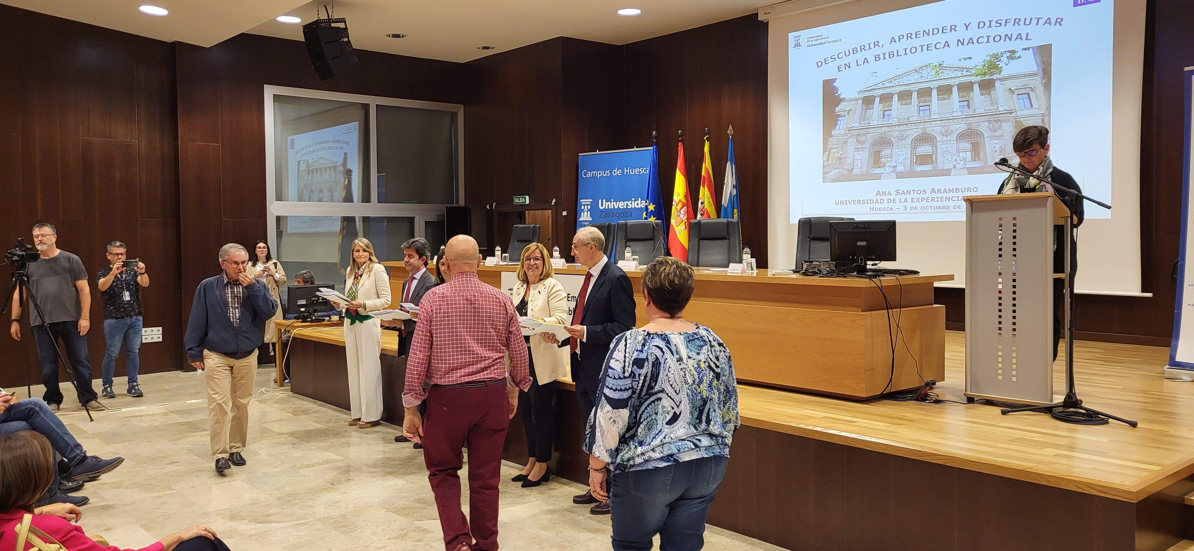 Alumnos de la Universidad de la Experiencia recogen sus certificados