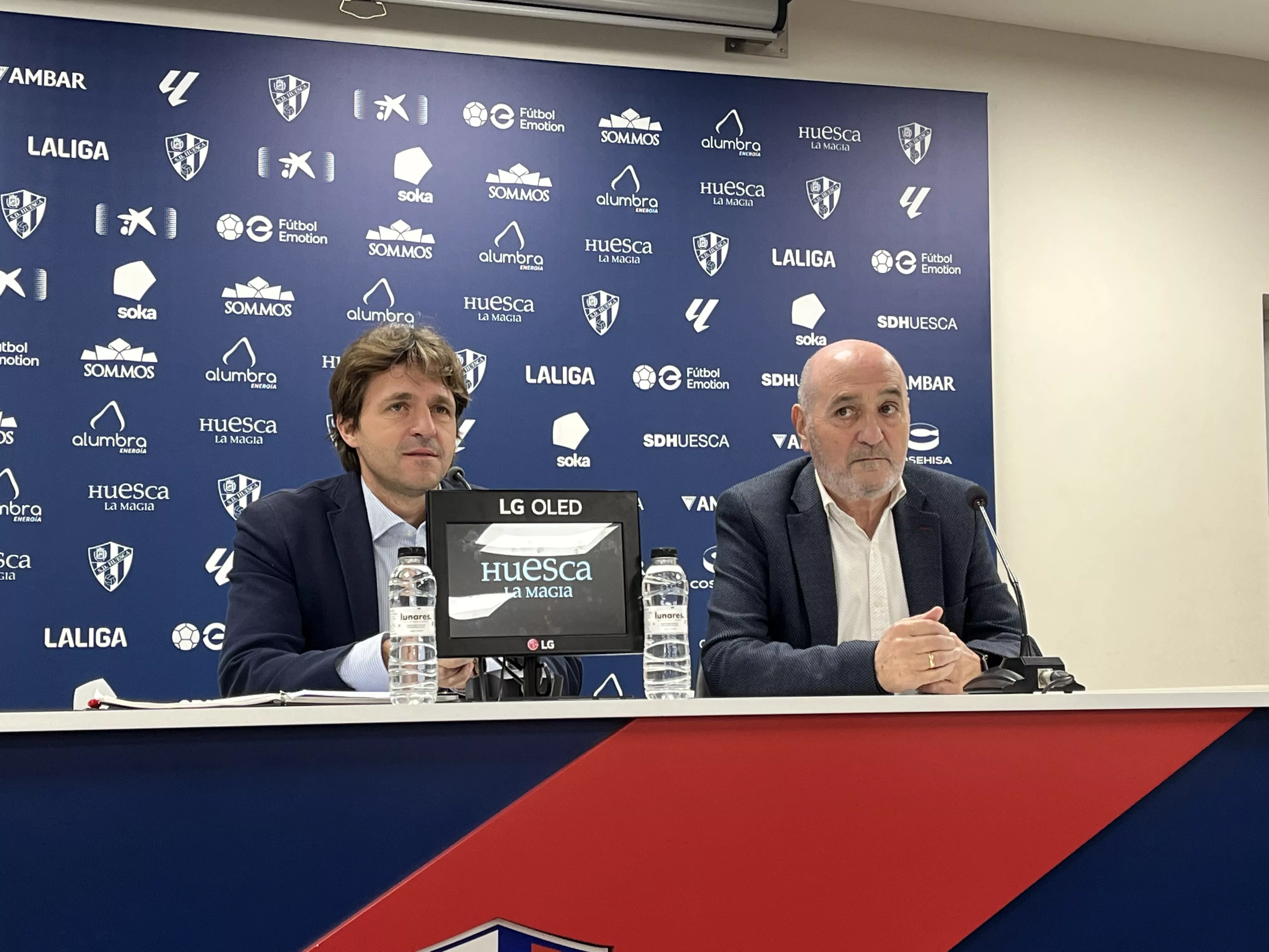 Josete Ortas y Fernando Callizo, en una rueda de prensa del Huesca en El Alcoraz. Foto: Adrián Mora