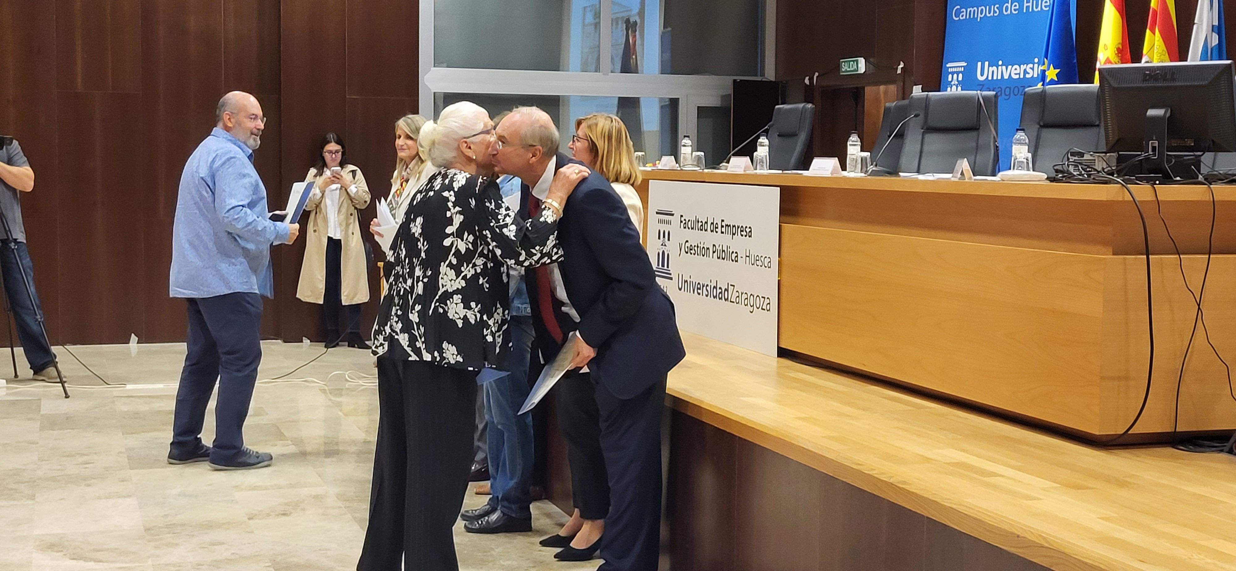 Alumnos de la Universidad de la Experiencia recogen sus certificados