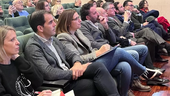 Representantes institucionales presentes en la reunión.