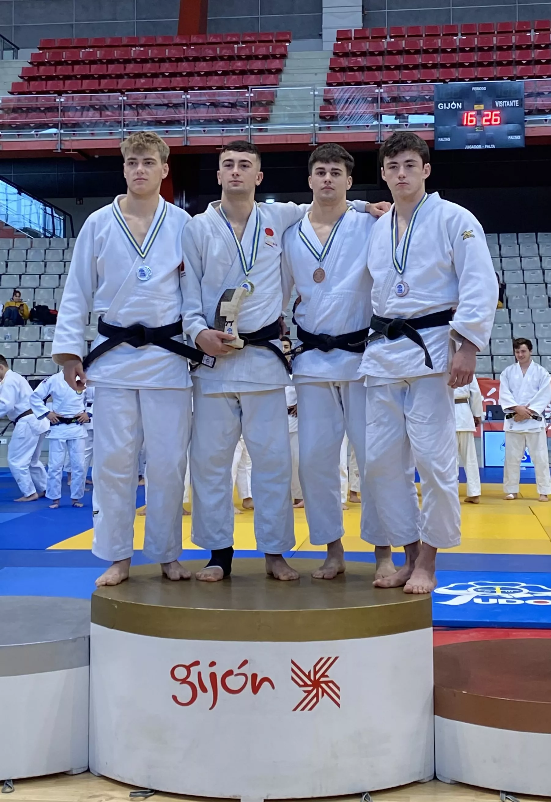 Escuela Ibón en Gijón. Daniel Nogarol, segundo por la izquierda, con el bronce.