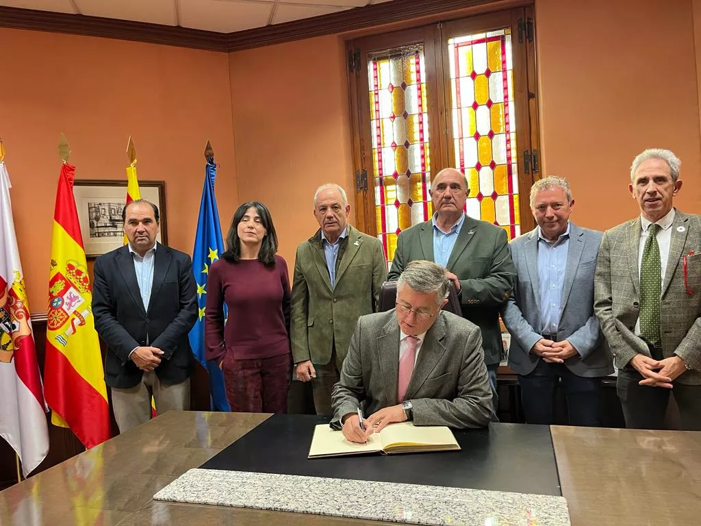 Manuel Blasco firma en el Libro de Honor junto a miembros del Comité Ejecutivo de Ceoe-Cepyme en Huesca y Aragón. 