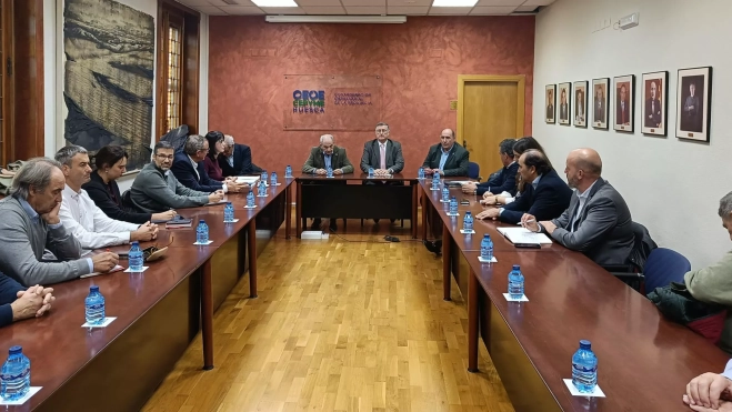 Imagen de la reunión en Ceoe-Cepyme Huesca del consejero Blasco con representantes del sector porcino.