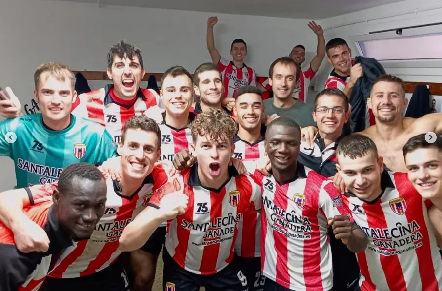 Los jugadores del Ontiñena celebran una victoria esta temporada.