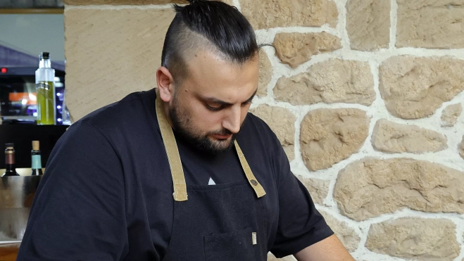 Miguel Galino trocea la chuleta del primer cebón de Piritaurus. Foto Gabi Orte Miguel Galino trocea la chuleta del primer cebón de Piritaurus. Foto Gabi Orte