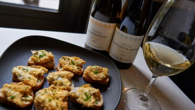 Pirineos Chardonnay y Pirineos Gewürztraminer (002) Pirineos Chardonnay y Pirineos Gewürztraminer (002)