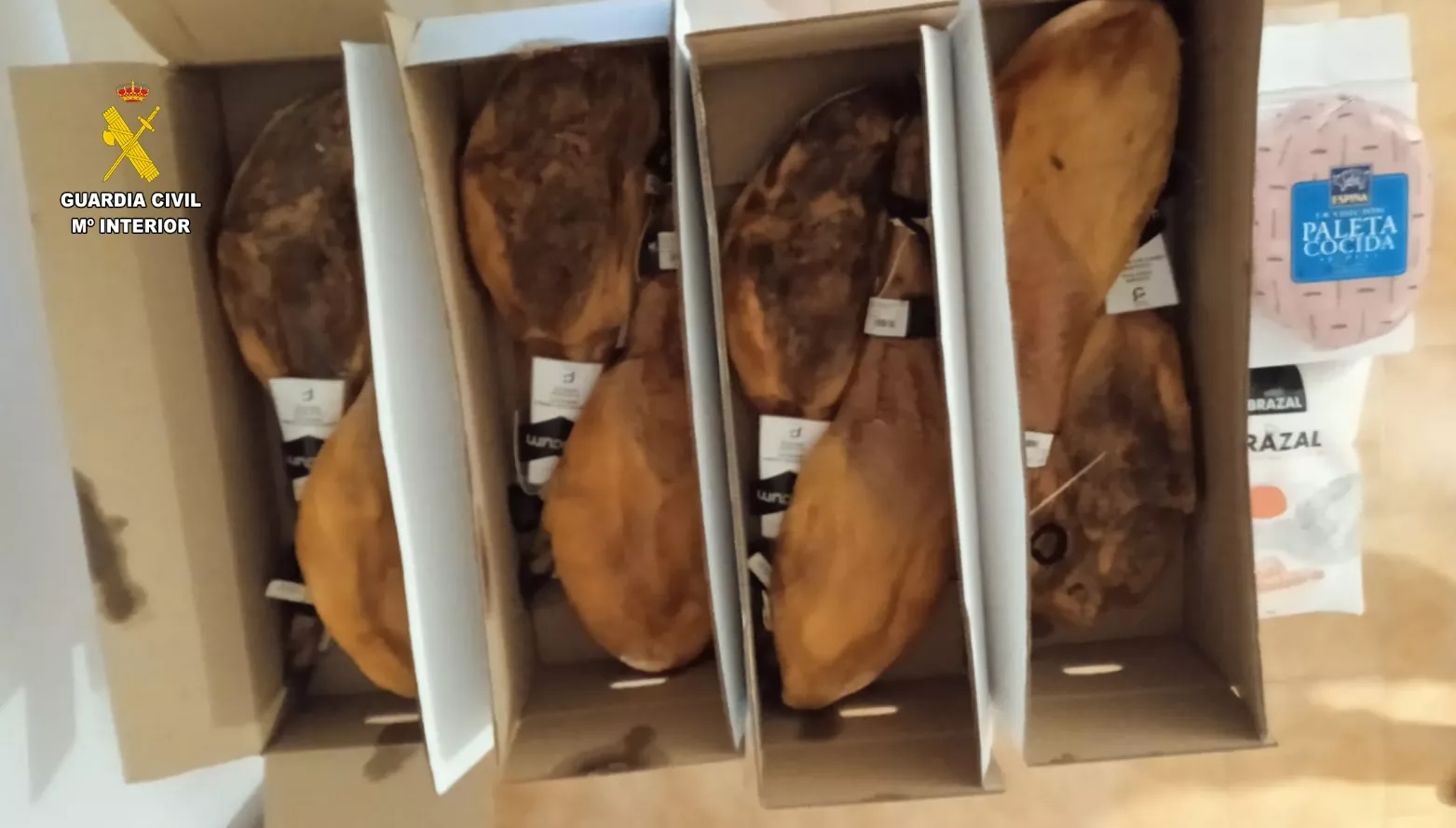 Jamones que fueron hallados en la furgoneta del detenido y que pretendía vender. Jamones que fueron hallados en la furgoneta del detenido y que pretendía vender.