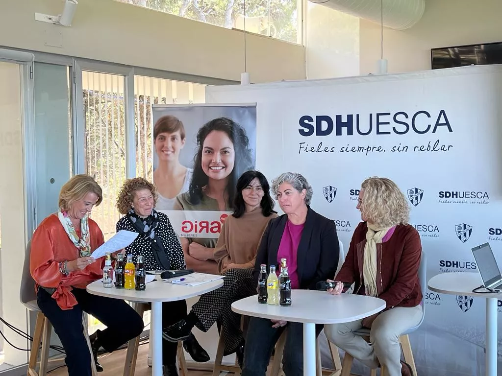 Carmen Fernández, Avelina Bellostas, Cristina Aranda y Clara Arpa en la mesa redonda de la Gira Mujeres de Coca-Cola, este martes en El Alcoraz. Foto: A. Mora