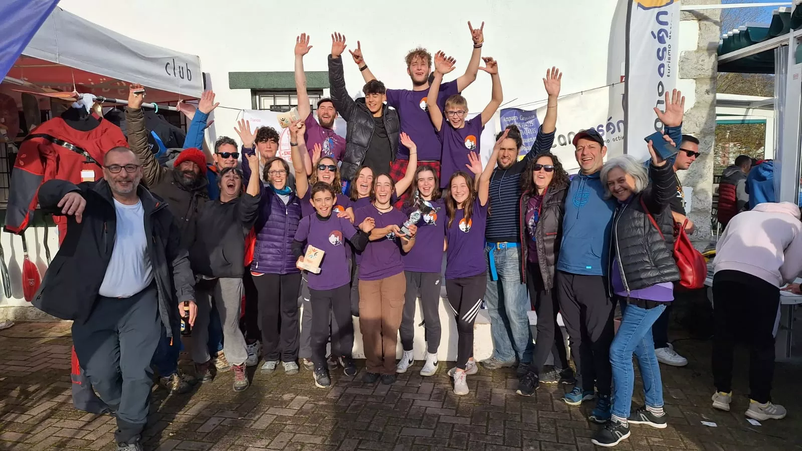 Alegría del Aguas Bravas tras la conquista de Cantabria.